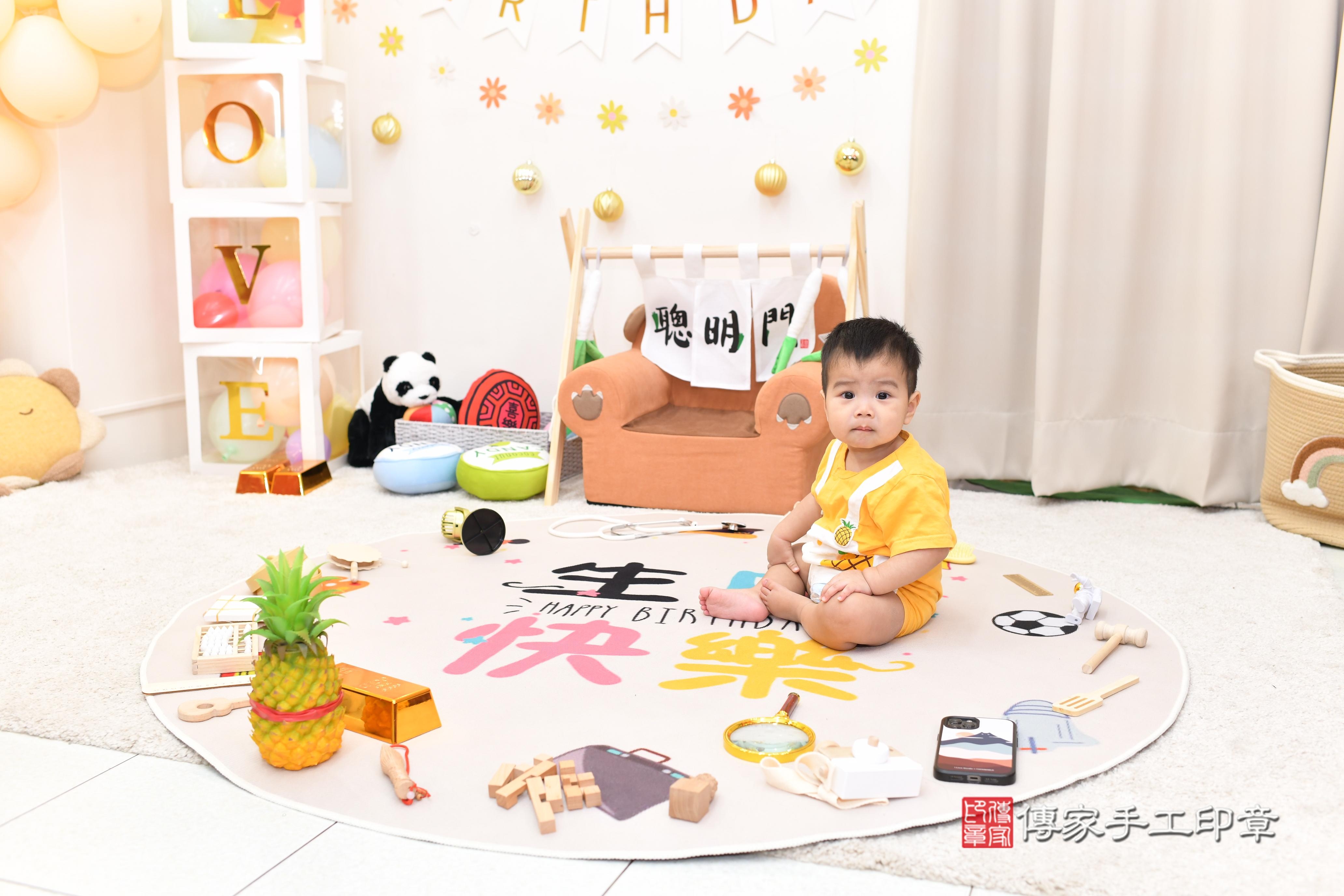 傳家手工印章高雄店、抓周、度脺、美式風會場、傳家嬰兒古禮、吉祥話、抓周道具物品24種、拍照。抓周證書。寶寶抓周、滿周歲、生日快樂、祝福 傳家手工印章高雄店、抓周、度脺、美式風會場、傳家嬰兒古禮、吉祥話、抓周道具物品24種、拍照。抓周證書。寶寶抓周、滿周歲、生日快樂、祝福