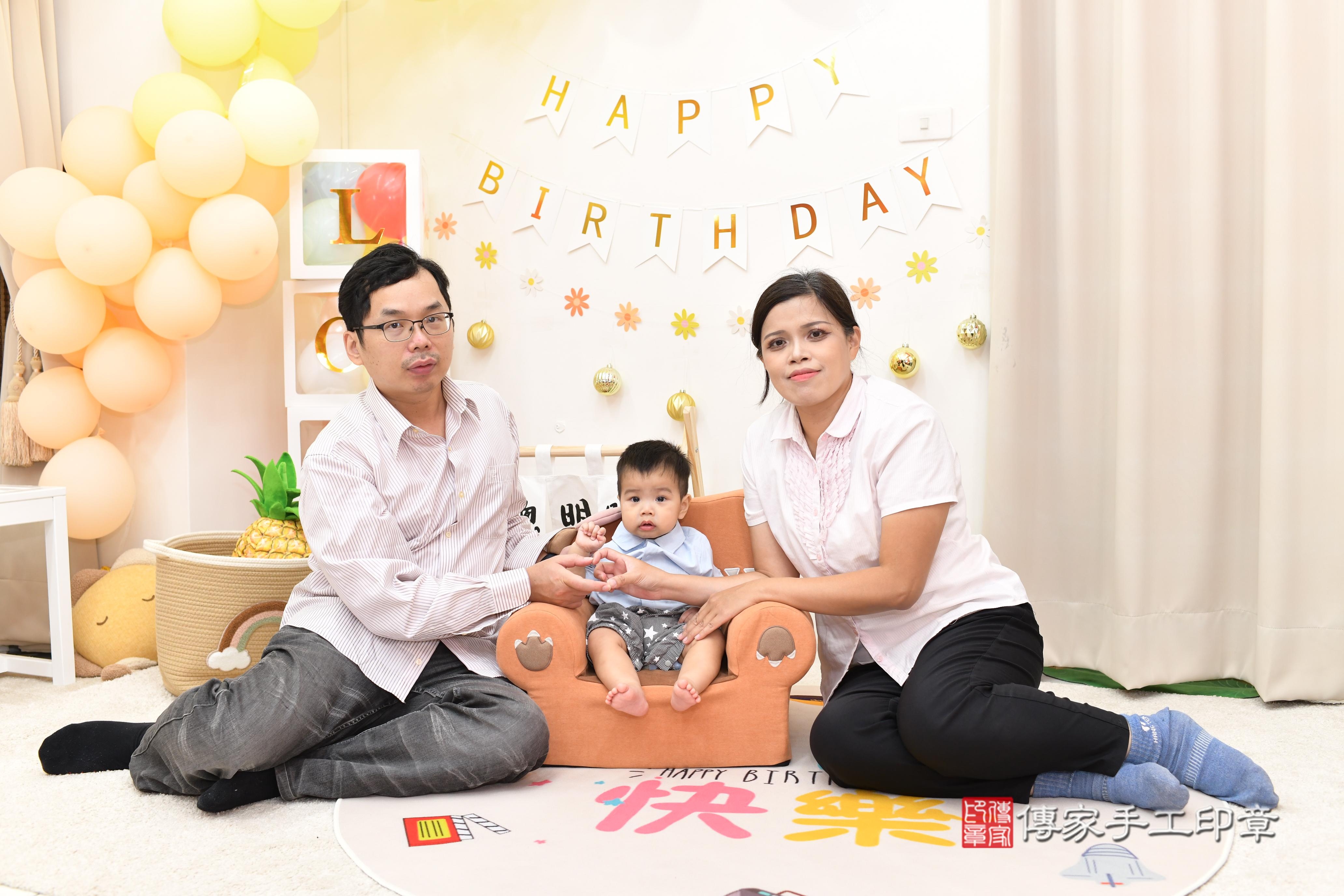 傳家手工印章高雄店、抓周、度脺、美式風會場、傳家嬰兒古禮、吉祥話、抓周道具物品24種、拍照。抓周證書。寶寶抓周、滿周歲、生日快樂、祝福 傳家手工印章高雄店、抓周、度脺、美式風會場、傳家嬰兒古禮、吉祥話、抓周道具物品24種、拍照。抓周證書。寶寶抓周、滿周歲、生日快樂、祝福