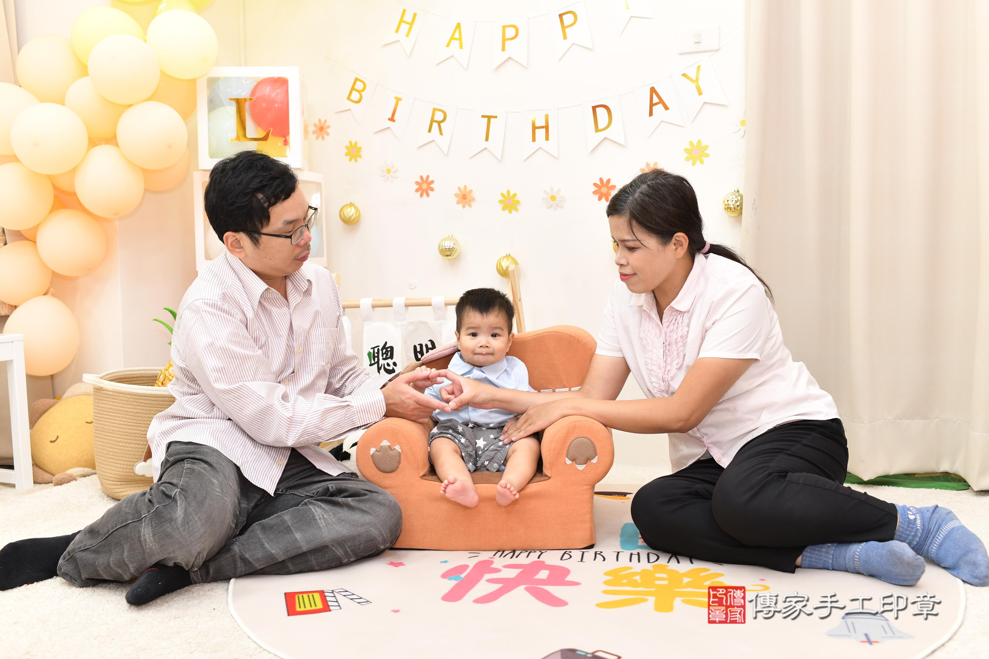 傳家手工印章高雄店、抓周、度脺、美式風會場、傳家嬰兒古禮、吉祥話、抓周道具物品24種、拍照。抓周證書。寶寶抓周、滿周歲、生日快樂、祝福 傳家手工印章高雄店、抓周、度脺、美式風會場、傳家嬰兒古禮、吉祥話、抓周道具物品24種、拍照。抓周證書。寶寶抓周、滿周歲、生日快樂、祝福