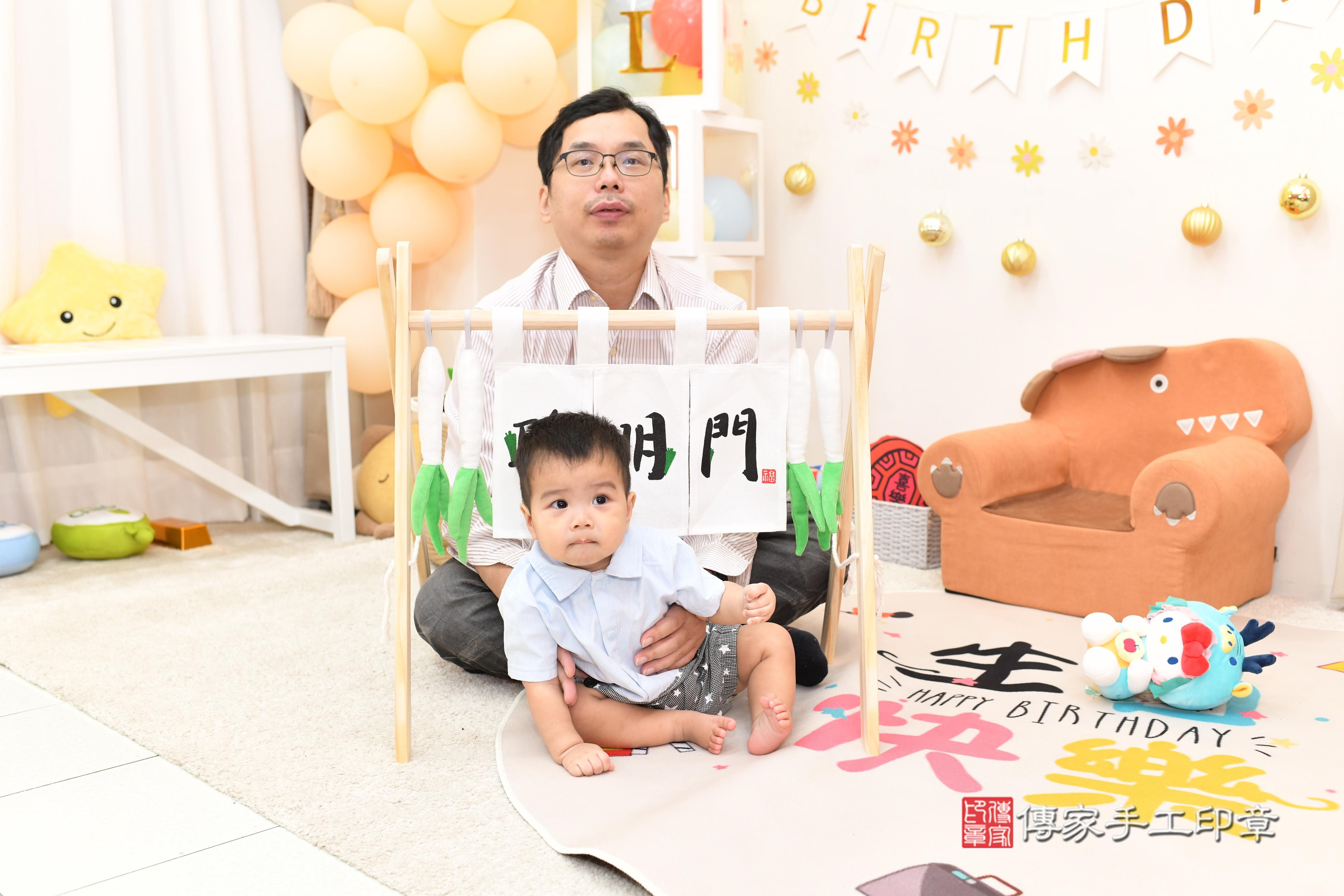 傳家手工印章高雄店、抓周、度脺、美式風會場、傳家嬰兒古禮、吉祥話、抓周道具物品24種、拍照。抓周證書。寶寶抓周、滿周歲、生日快樂、祝福 傳家手工印章高雄店、抓周、度脺、美式風會場、傳家嬰兒古禮、吉祥話、抓周道具物品24種、拍照。抓周證書。寶寶抓周、滿周歲、生日快樂、祝福