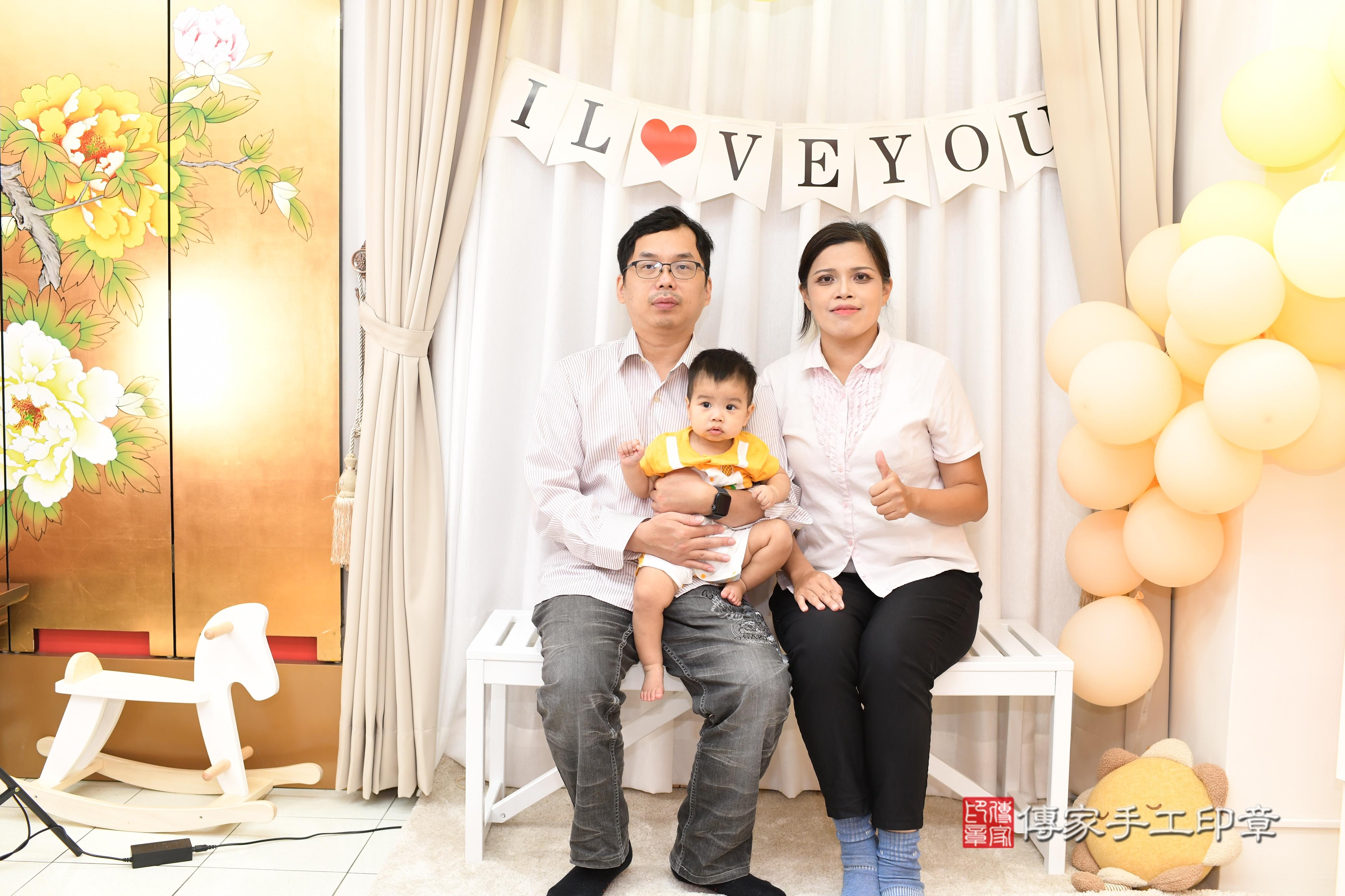 傳家手工印章高雄店、抓周、度脺、美式風會場、傳家嬰兒古禮、吉祥話、抓周道具物品24種、拍照。抓周證書。寶寶抓周、滿周歲、生日快樂、祝福 傳家手工印章高雄店、抓周、度脺、美式風會場、傳家嬰兒古禮、吉祥話、抓周道具物品24種、拍照。抓周證書。寶寶抓周、滿周歲、生日快樂、祝福