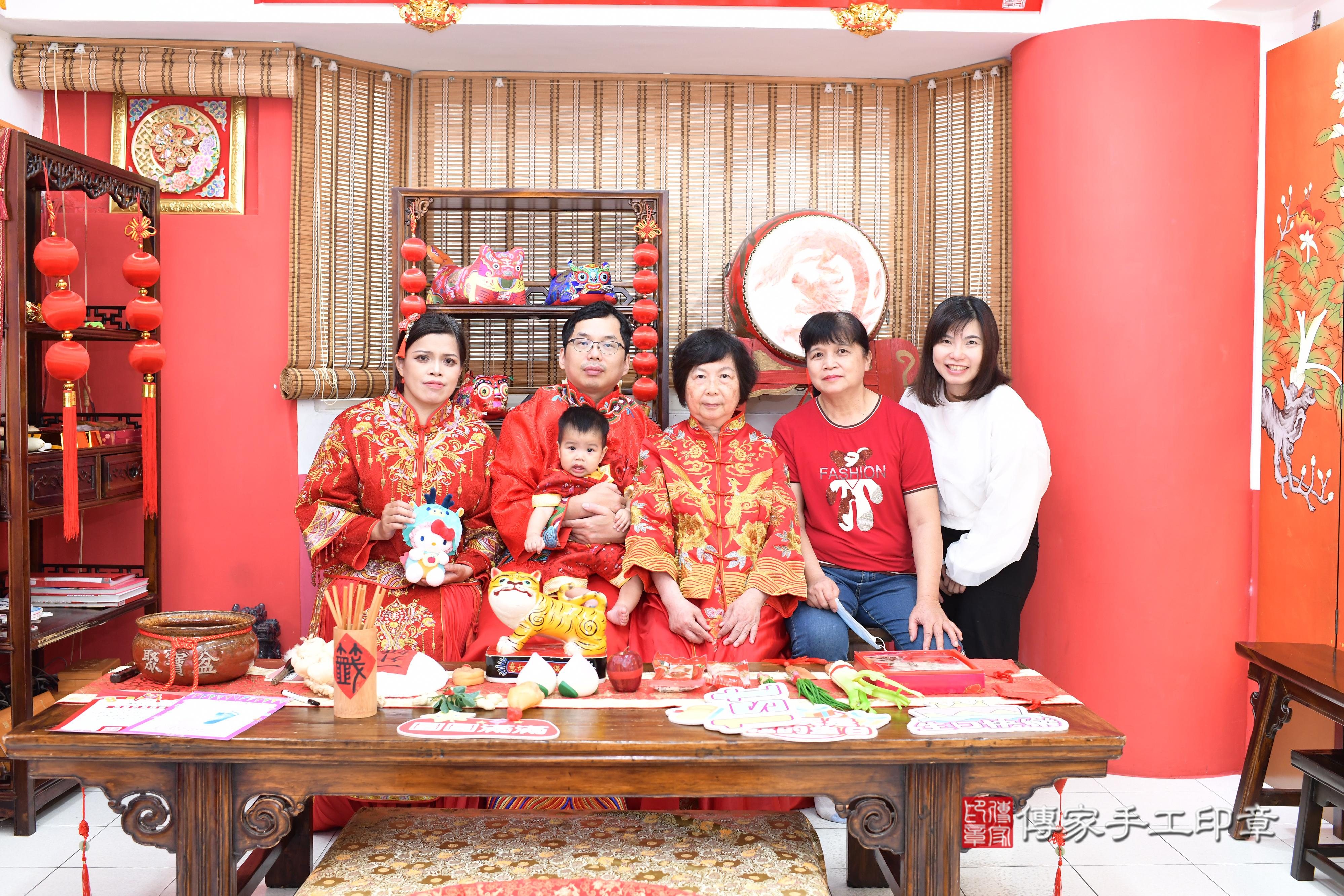 傳家手工印章高雄店、抓周、度脺、美式風會場、傳家嬰兒古禮、吉祥話、抓周道具物品24種、拍照。抓周證書。寶寶抓周、滿周歲、生日快樂、祝福 傳家手工印章高雄店、抓周、度脺、美式風會場、傳家嬰兒古禮、吉祥話、抓周道具物品24種、拍照。抓周證書。寶寶抓周、滿周歲、生日快樂、祝福