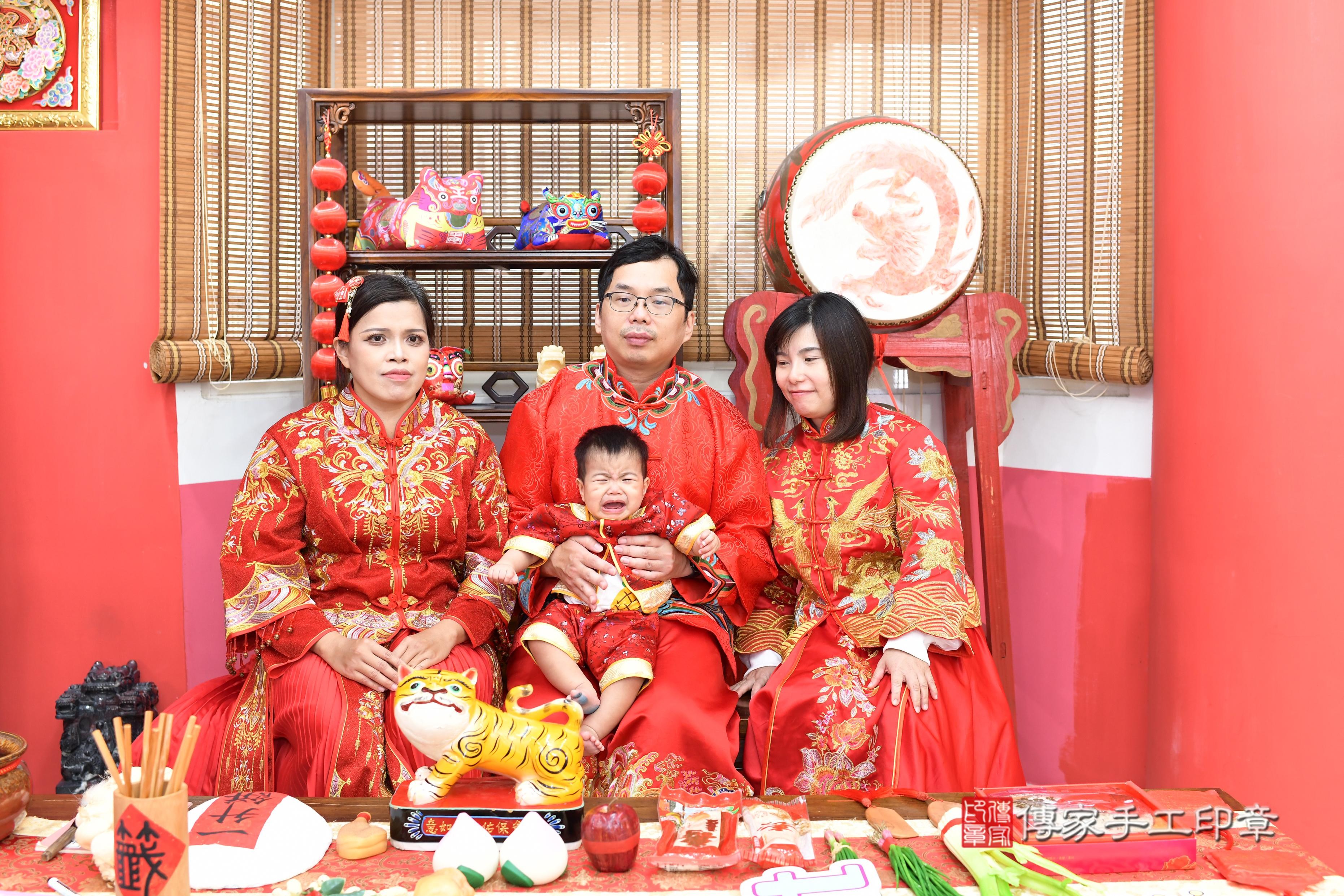 傳家手工印章高雄店、抓周、度脺、美式風會場、傳家嬰兒古禮、吉祥話、抓周道具物品24種、拍照。抓周證書。寶寶抓周、滿周歲、生日快樂、祝福