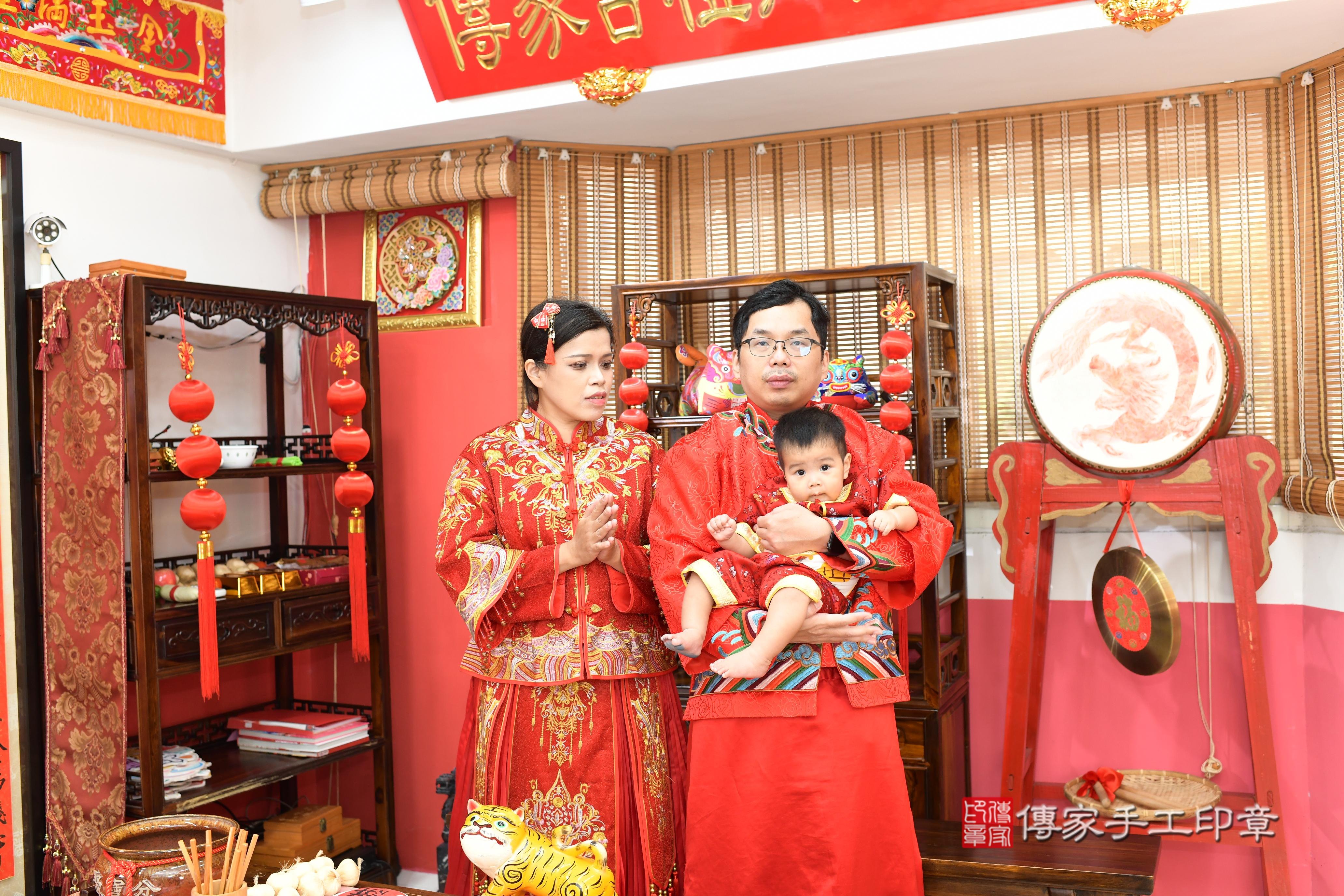 傳家手工印章高雄店、抓周、度脺、美式風會場、傳家嬰兒古禮、吉祥話、抓周道具物品24種、拍照。抓周證書。寶寶抓周、滿周歲、生日快樂、祝福 傳家手工印章高雄店、抓周、度脺、美式風會場、傳家嬰兒古禮、吉祥話、抓周道具物品24種、拍照。抓周證書。寶寶抓周、滿周歲、生日快樂、祝福