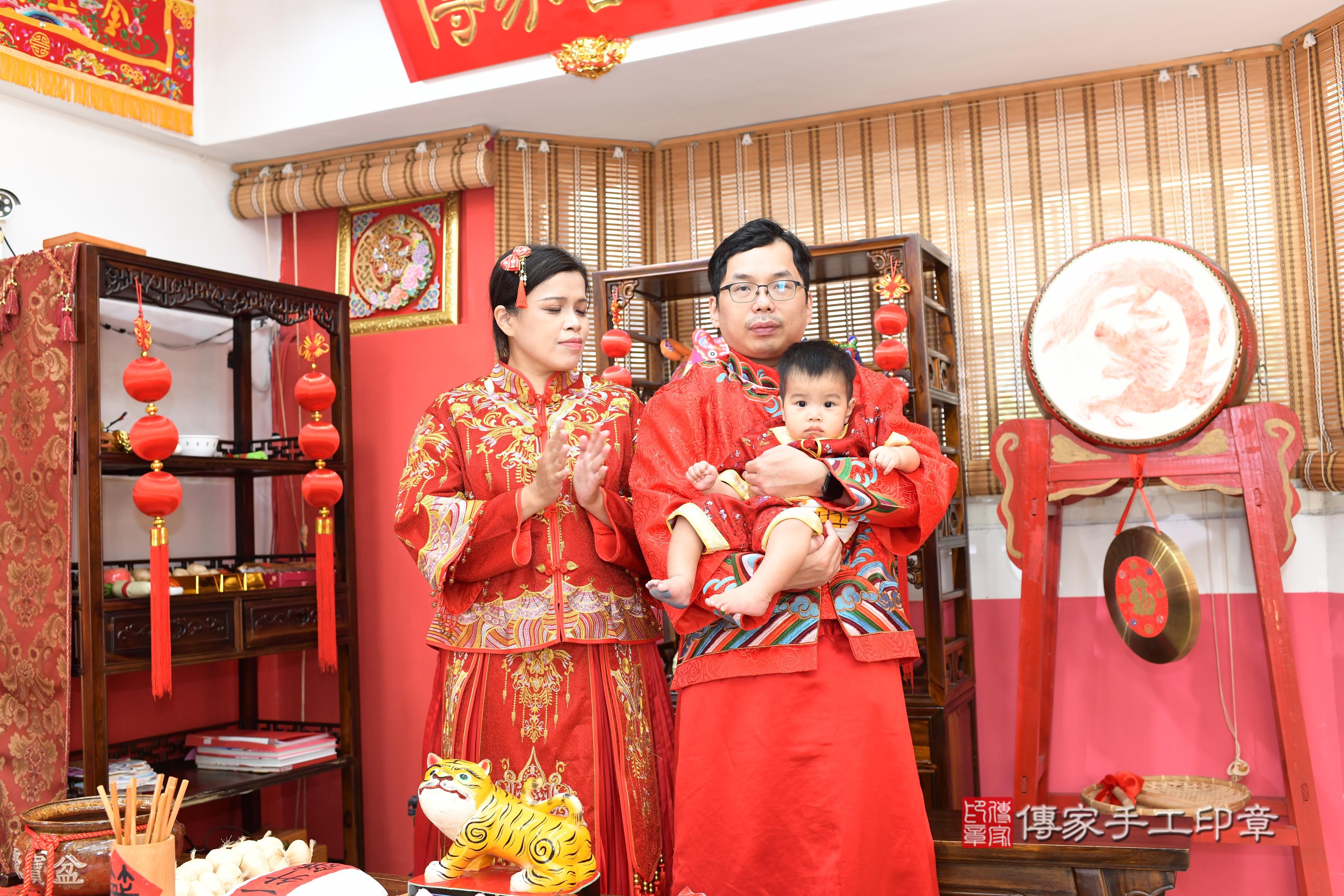 傳家手工印章高雄店、抓周、度脺、美式風會場、傳家嬰兒古禮、吉祥話、抓周道具物品24種、拍照。抓周證書。寶寶抓周、滿周歲、生日快樂、祝福 傳家手工印章高雄店、抓周、度脺、美式風會場、傳家嬰兒古禮、吉祥話、抓周道具物品24種、拍照。抓周證書。寶寶抓周、滿周歲、生日快樂、祝福