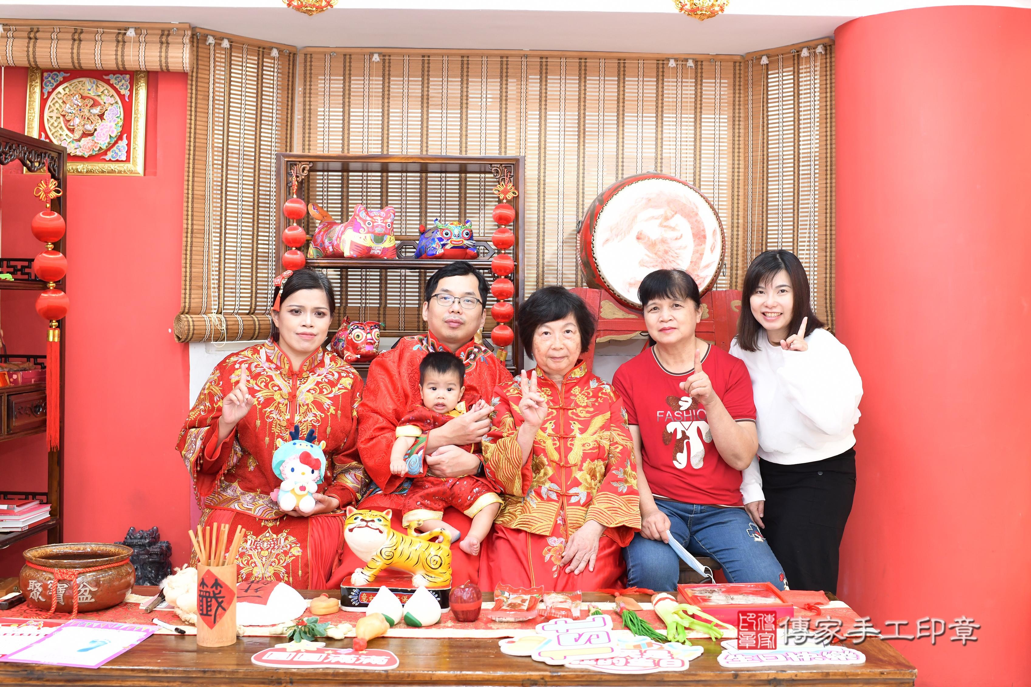 傳家手工印章高雄店、抓周、度脺、美式風會場、傳家嬰兒古禮、吉祥話、抓周道具物品24種、拍照。抓周證書。寶寶抓周、滿周歲、生日快樂、祝福 傳家手工印章高雄店、抓周、度脺、美式風會場、傳家嬰兒古禮、吉祥話、抓周道具物品24種、拍照。抓周證書。寶寶抓周、滿周歲、生日快樂、祝福