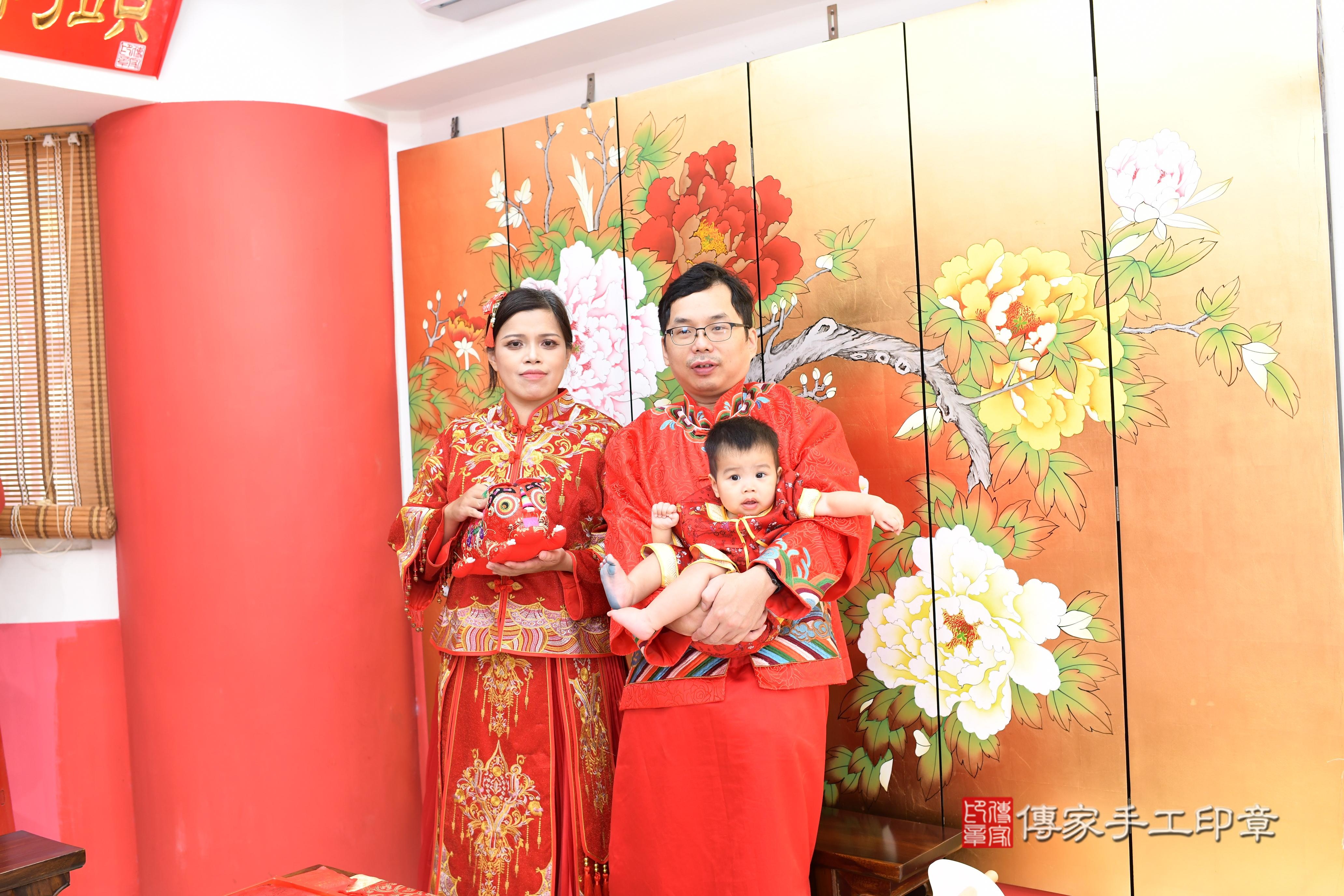 傳家手工印章高雄店、抓周、度脺、美式風會場、傳家嬰兒古禮、吉祥話、抓周道具物品24種、拍照。抓周證書。寶寶抓周、滿周歲、生日快樂、祝福 傳家手工印章高雄店、抓周、度脺、美式風會場、傳家嬰兒古禮、吉祥話、抓周道具物品24種、拍照。抓周證書。寶寶抓周、滿周歲、生日快樂、祝福