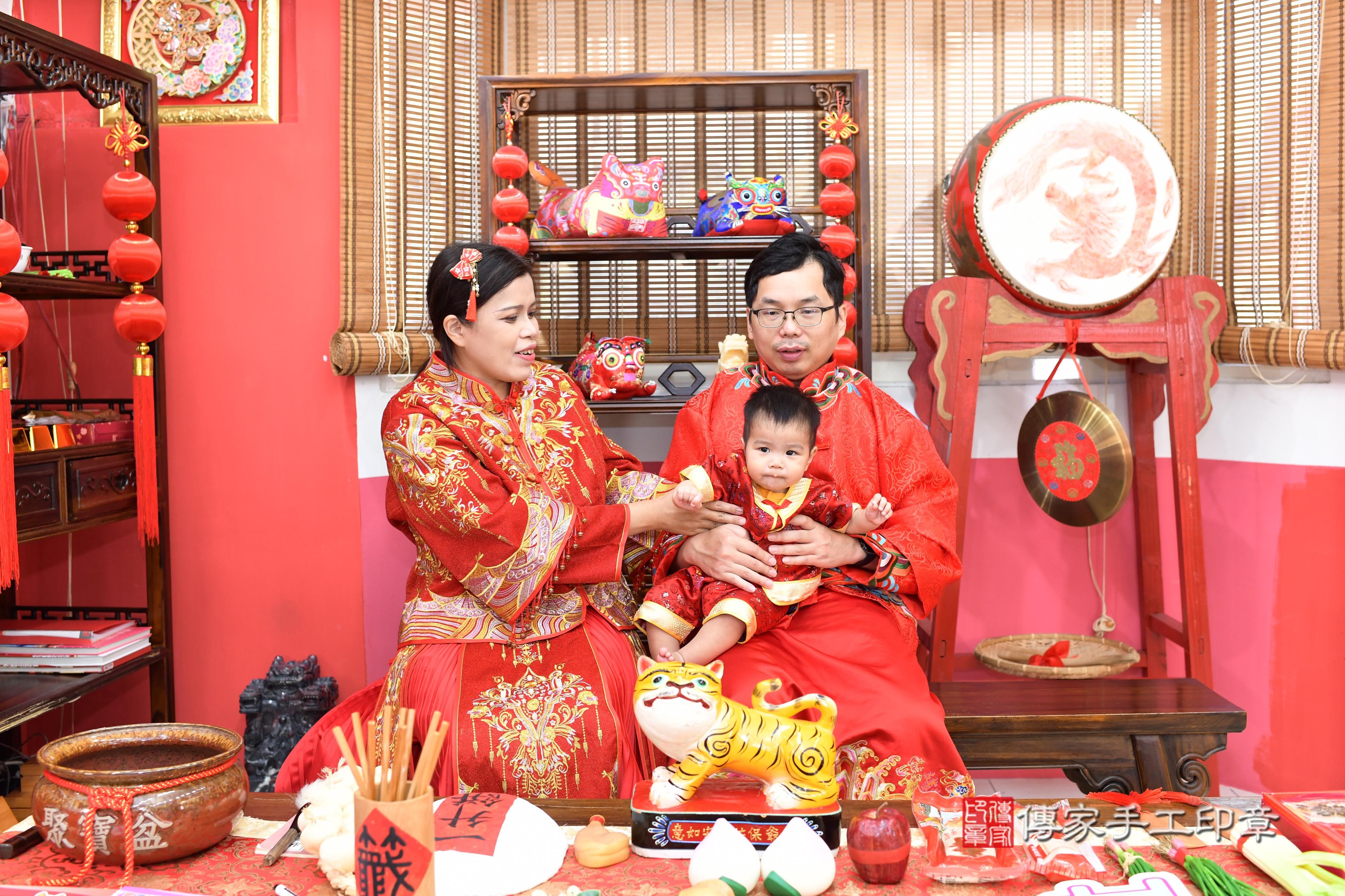 傳家手工印章高雄店、抓周、度脺、美式風會場、傳家嬰兒古禮、吉祥話、抓周道具物品24種、拍照。抓周證書。寶寶抓周、滿周歲、生日快樂、祝福 傳家手工印章高雄店、抓周、度脺、美式風會場、傳家嬰兒古禮、吉祥話、抓周道具物品24種、拍照。抓周證書。寶寶抓周、滿周歲、生日快樂、祝福