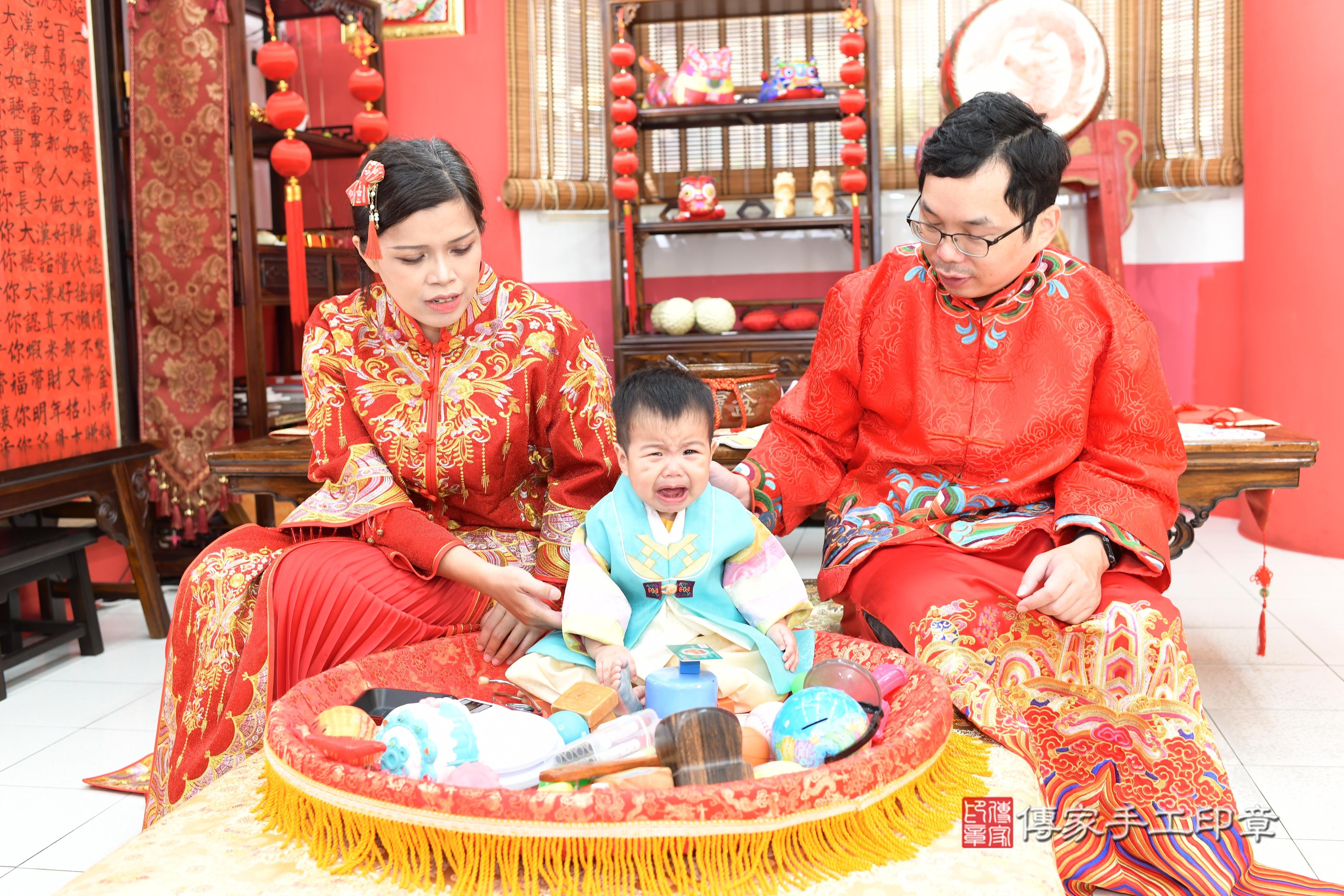 傳家手工印章高雄店、抓周、度脺、美式風會場、傳家嬰兒古禮、吉祥話、抓周道具物品24種、拍照。抓周證書。寶寶抓周、滿周歲、生日快樂、祝福 傳家手工印章高雄店、抓周、度脺、美式風會場、傳家嬰兒古禮、吉祥話、抓周道具物品24種、拍照。抓周證書。寶寶抓周、滿周歲、生日快樂、祝福