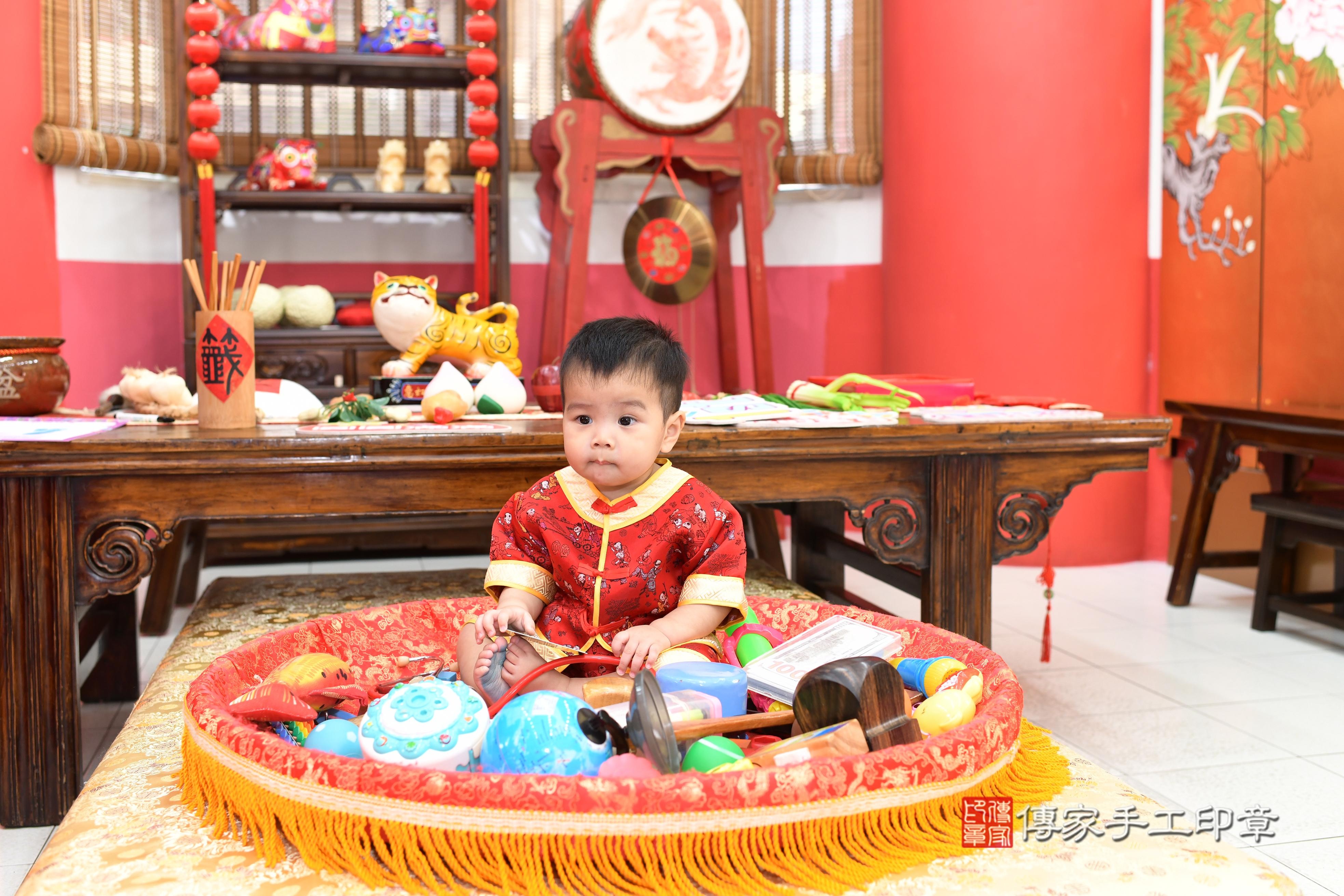 傳家手工印章高雄店、抓周、度脺、美式風會場、傳家嬰兒古禮、吉祥話、抓周道具物品24種、拍照。抓周證書。寶寶抓周、滿周歲、生日快樂、祝福 傳家手工印章高雄店、抓周、度脺、美式風會場、傳家嬰兒古禮、吉祥話、抓周道具物品24種、拍照。抓周證書。寶寶抓周、滿周歲、生日快樂、祝福