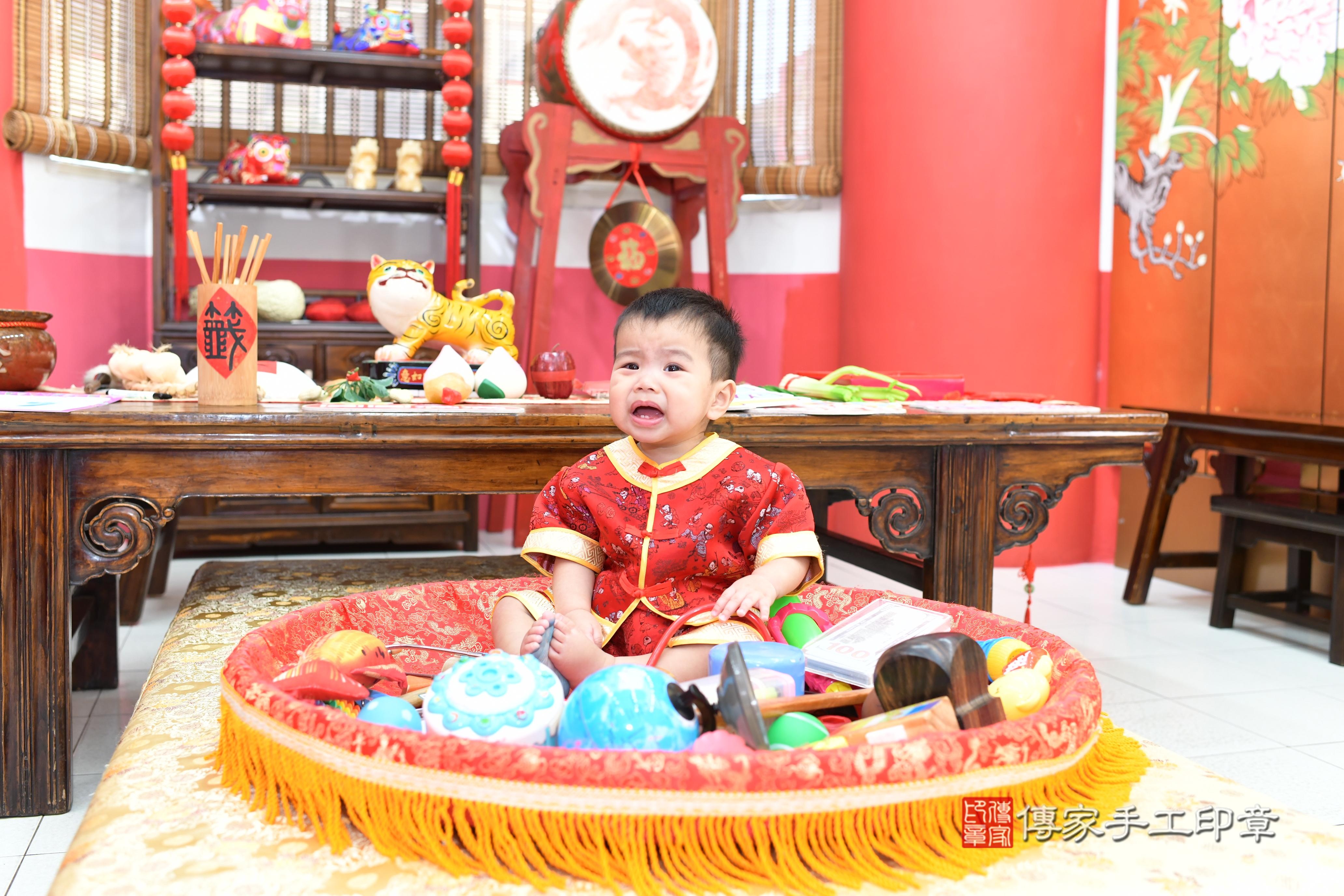 傳家手工印章高雄店、抓周、度脺、美式風會場、傳家嬰兒古禮、吉祥話、抓周道具物品24種、拍照。抓周證書。寶寶抓周、滿周歲、生日快樂、祝福 傳家手工印章高雄店、抓周、度脺、美式風會場、傳家嬰兒古禮、吉祥話、抓周道具物品24種、拍照。抓周證書。寶寶抓周、滿周歲、生日快樂、祝福