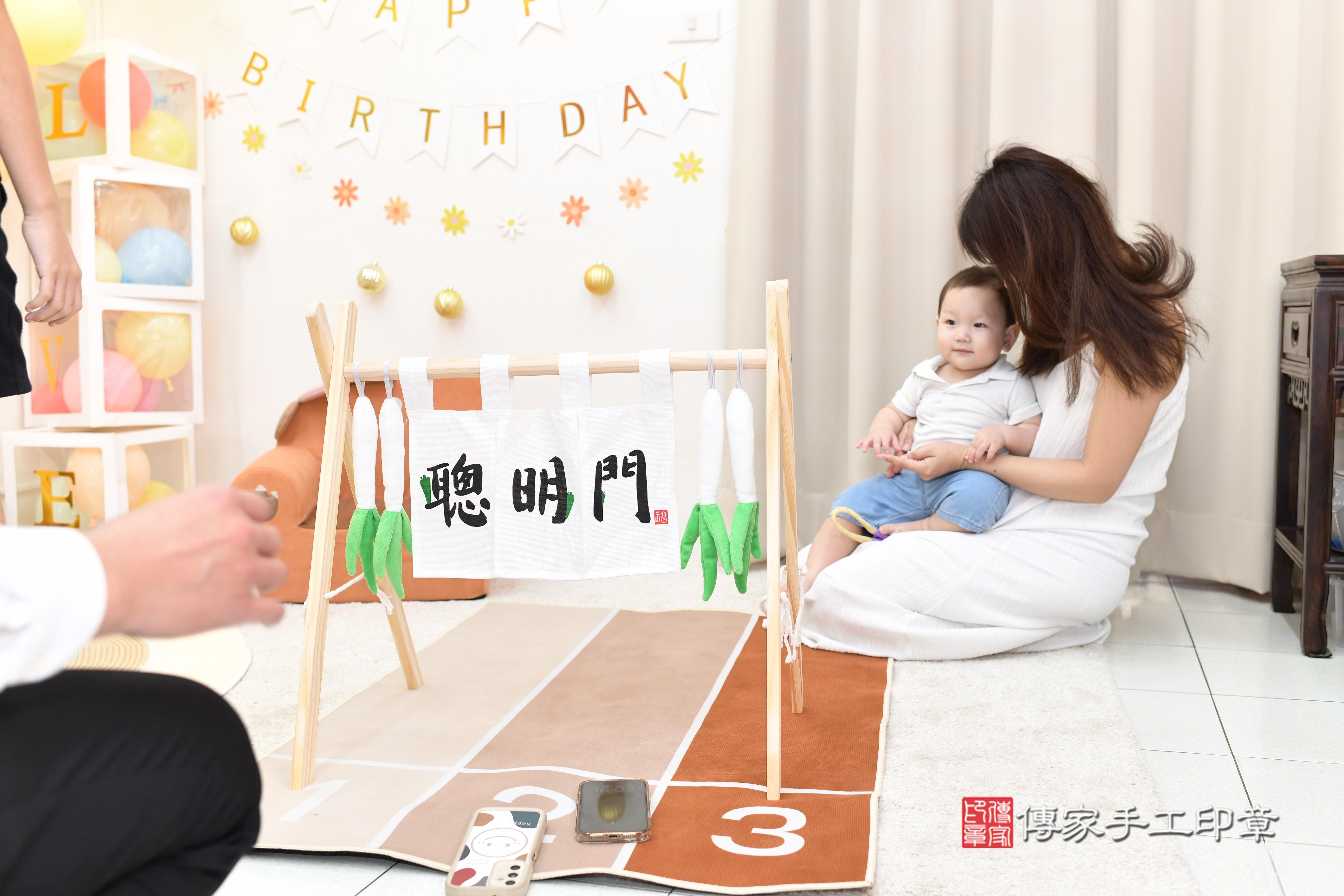 傳家手工印章高雄店、抓周、度脺、美式風會場、傳家嬰兒古禮、吉祥話、抓周道具物品24種、拍照。抓周證書。寶寶抓周、滿周歲、生日快樂、祝福 傳家手工印章高雄店、抓周、度脺、美式風會場、傳家嬰兒古禮、吉祥話、抓周道具物品24種、拍照。抓周證書。寶寶抓周、滿周歲、生日快樂、祝福