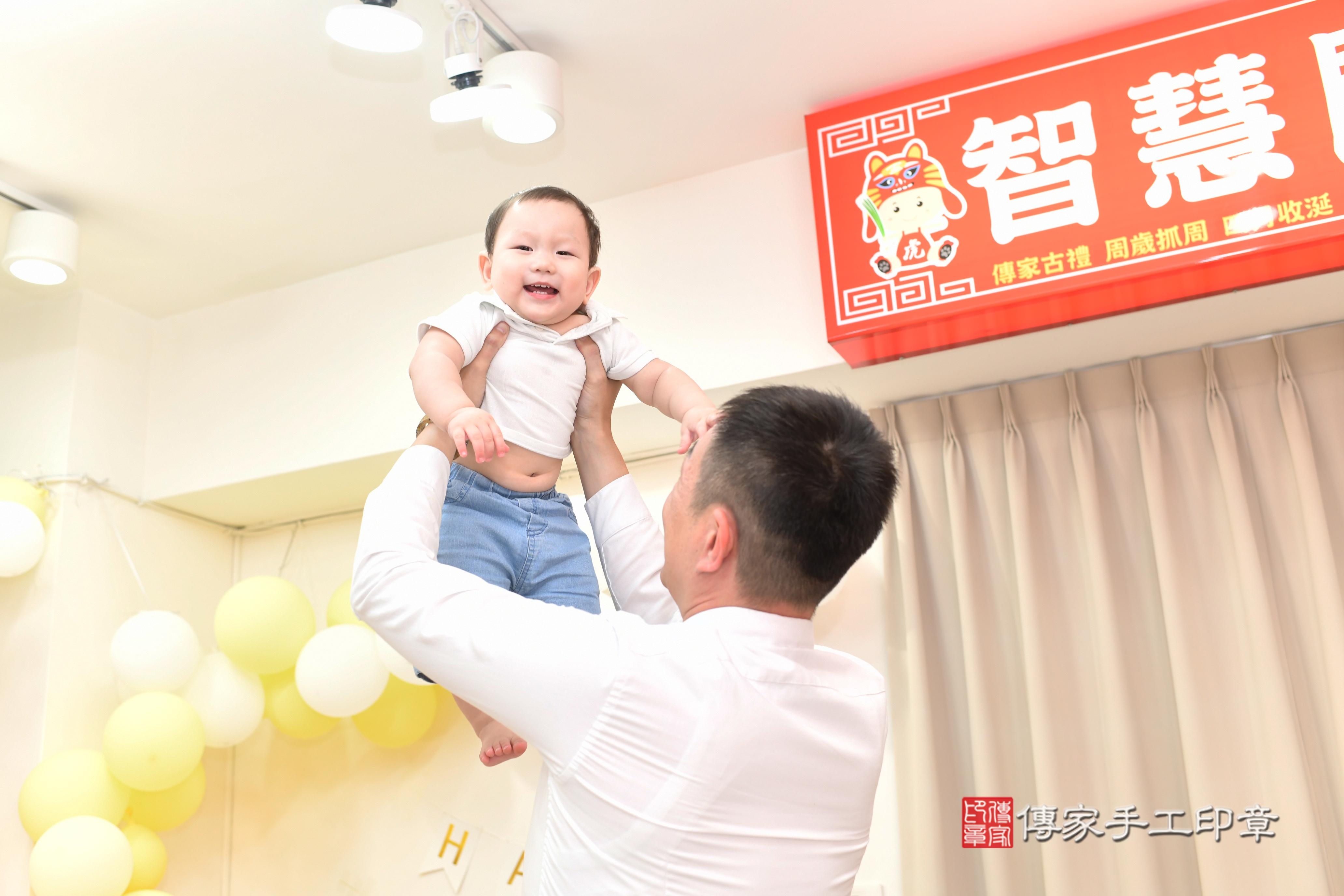 傳家手工印章高雄店、抓周、度脺、美式風會場、傳家嬰兒古禮、吉祥話、抓周道具物品24種、拍照。抓周證書。寶寶抓周、滿周歲、生日快樂、祝福