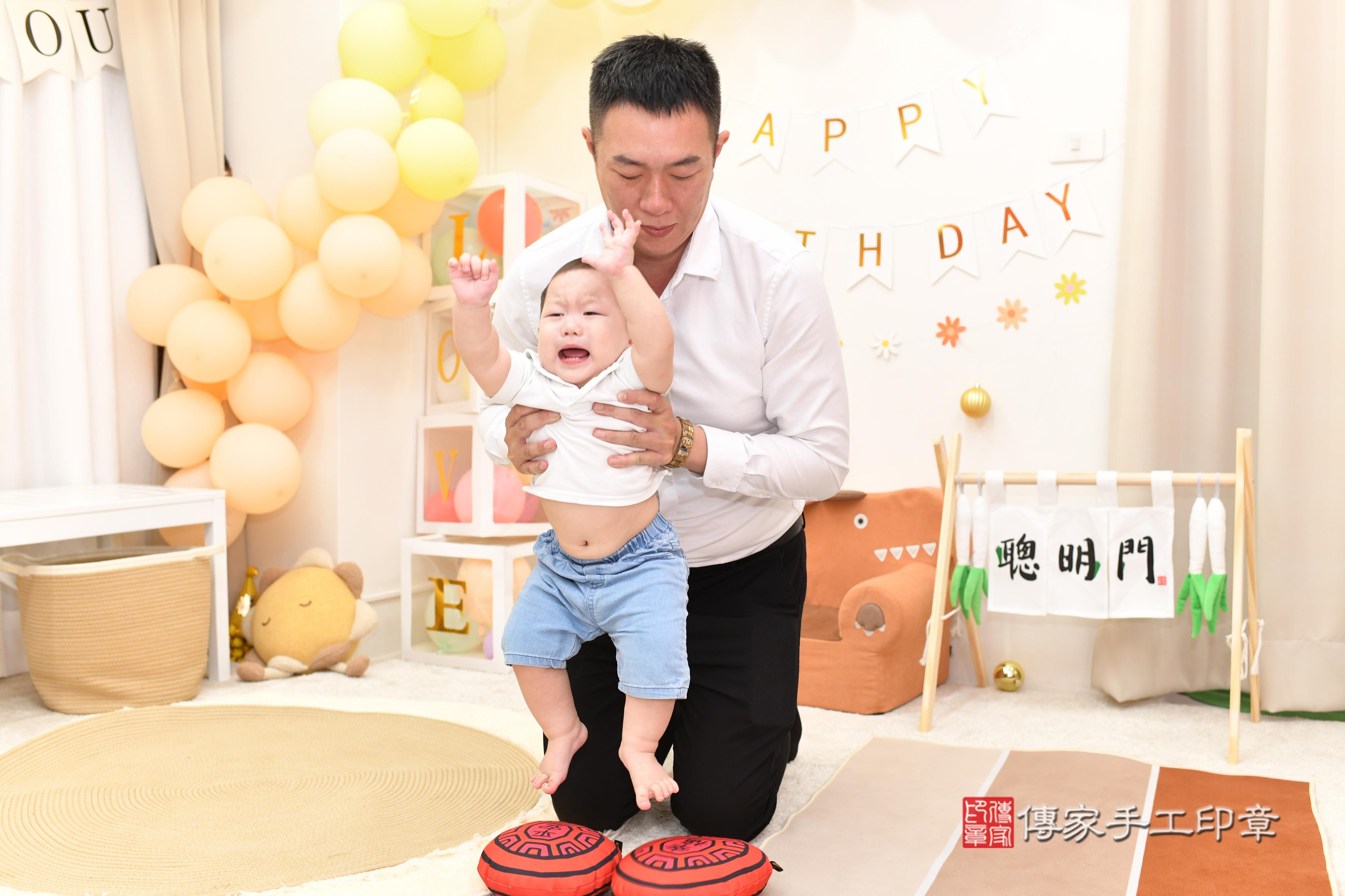 傳家手工印章高雄店、抓周、度脺、美式風會場、傳家嬰兒古禮、吉祥話、抓周道具物品24種、拍照。抓周證書。寶寶抓周、滿周歲、生日快樂、祝福 傳家手工印章高雄店、抓周、度脺、美式風會場、傳家嬰兒古禮、吉祥話、抓周道具物品24種、拍照。抓周證書。寶寶抓周、滿周歲、生日快樂、祝福