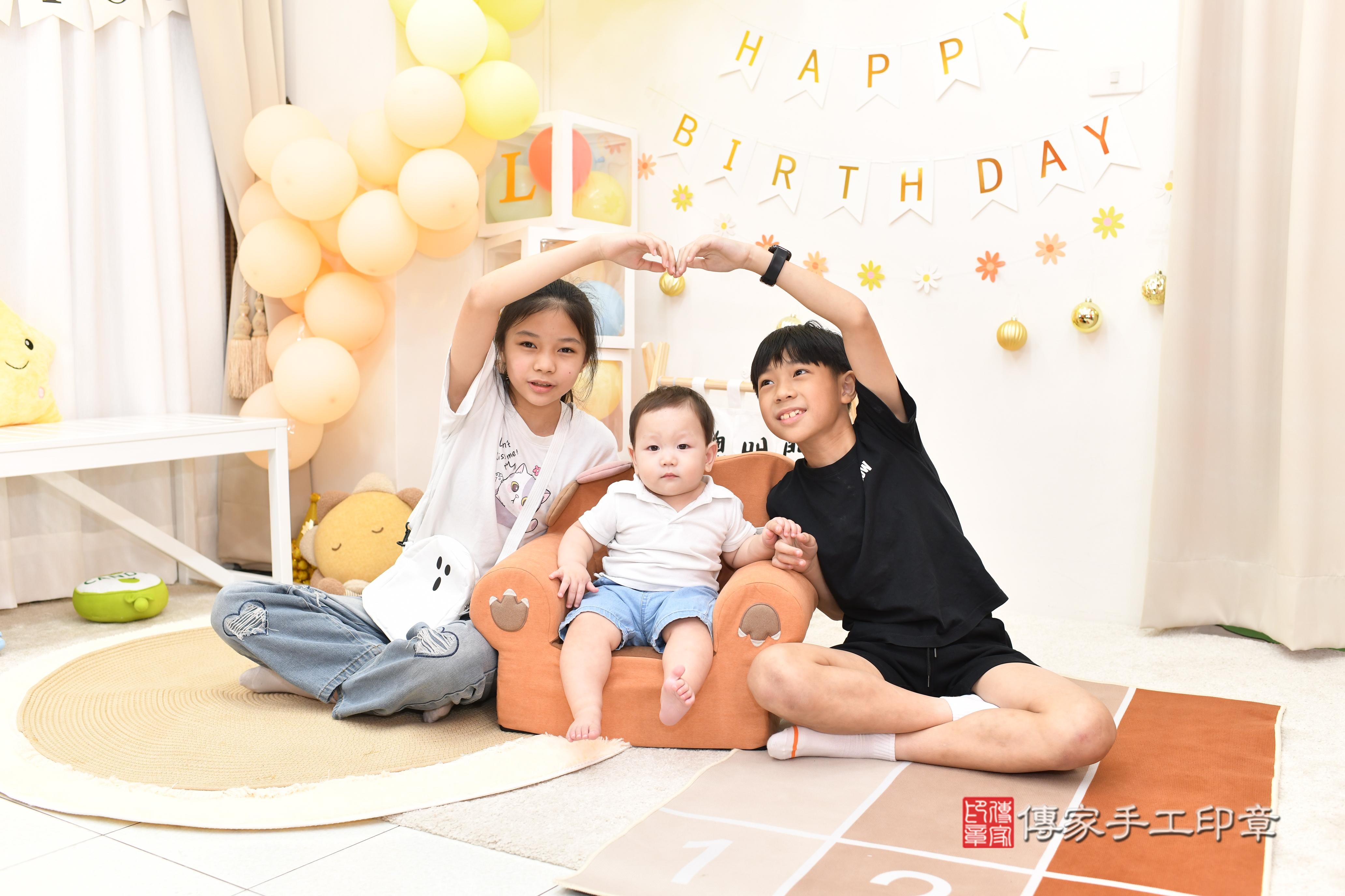 傳家手工印章高雄店、抓周、度脺、美式風會場、傳家嬰兒古禮、吉祥話、抓周道具物品24種、拍照。抓周證書。寶寶抓周、滿周歲、生日快樂、祝福 傳家手工印章高雄店、抓周、度脺、美式風會場、傳家嬰兒古禮、吉祥話、抓周道具物品24種、拍照。抓周證書。寶寶抓周、滿周歲、生日快樂、祝福