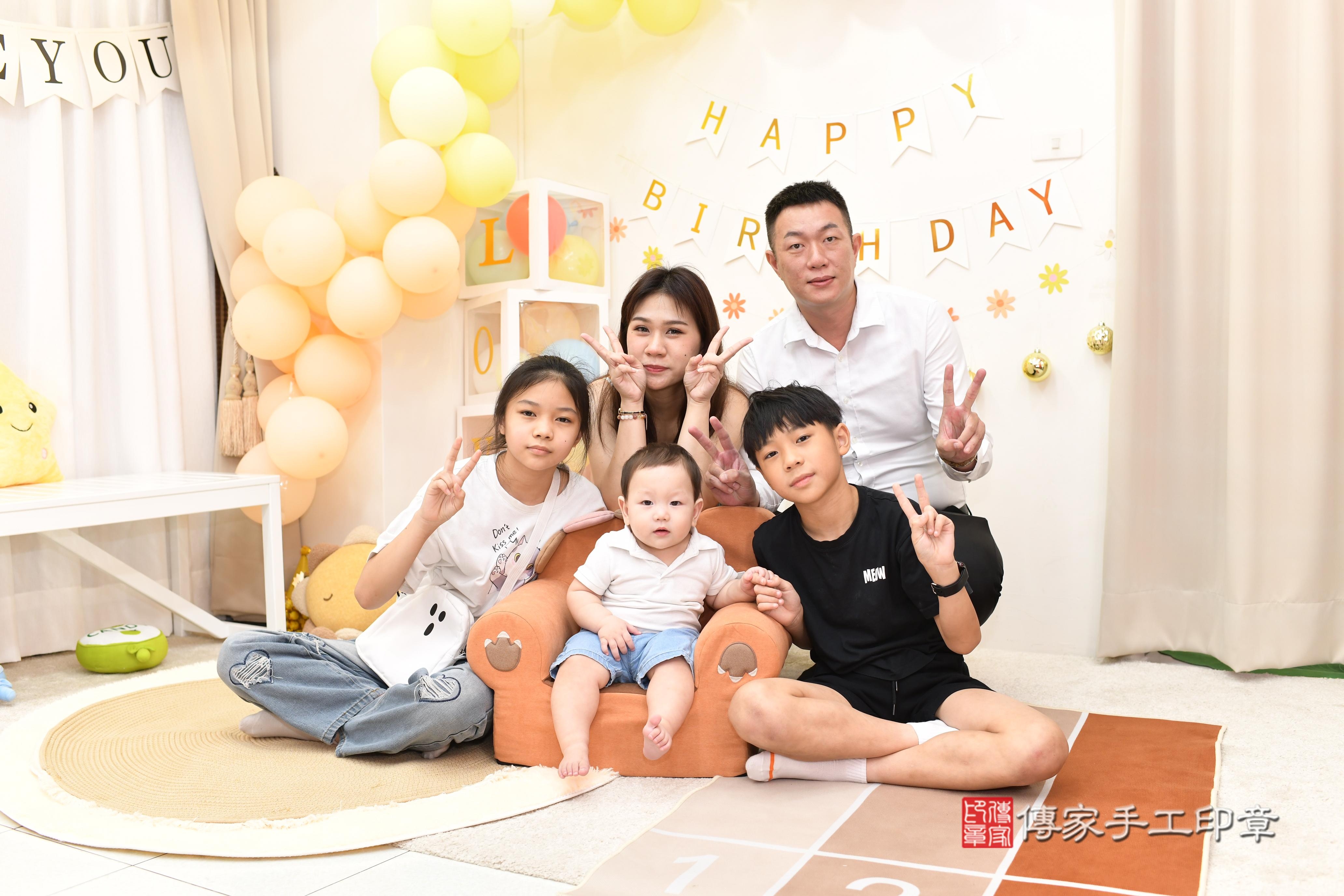 傳家手工印章高雄店、抓周、度脺、美式風會場、傳家嬰兒古禮、吉祥話、抓周道具物品24種、拍照。抓周證書。寶寶抓周、滿周歲、生日快樂、祝福 傳家手工印章高雄店、抓周、度脺、美式風會場、傳家嬰兒古禮、吉祥話、抓周道具物品24種、拍照。抓周證書。寶寶抓周、滿周歲、生日快樂、祝福