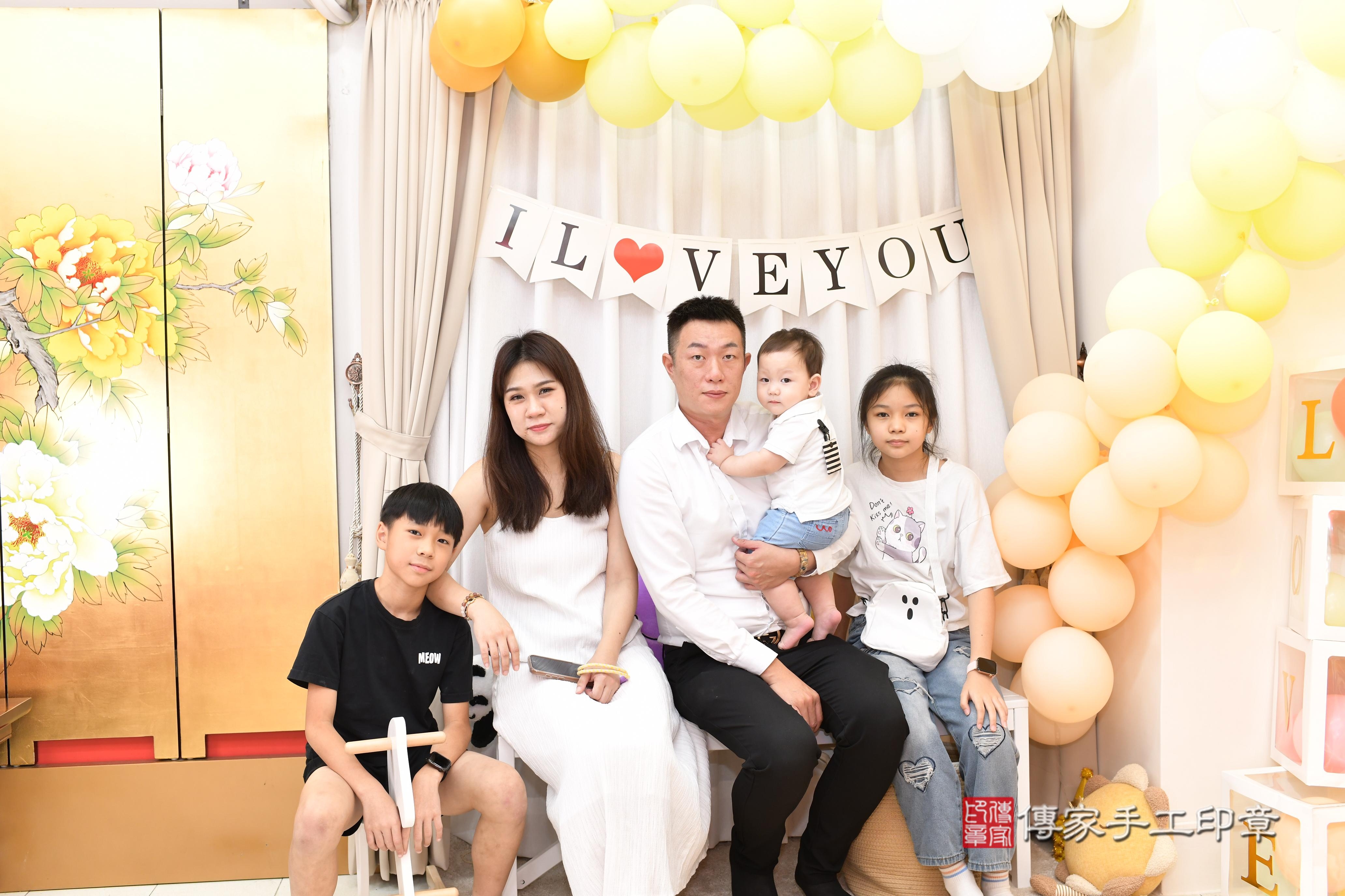 傳家手工印章高雄店、抓周、度脺、美式風會場、傳家嬰兒古禮、吉祥話、抓周道具物品24種、拍照。抓周證書。寶寶抓周、滿周歲、生日快樂、祝福 傳家手工印章高雄店、抓周、度脺、美式風會場、傳家嬰兒古禮、吉祥話、抓周道具物品24種、拍照。抓周證書。寶寶抓周、滿周歲、生日快樂、祝福