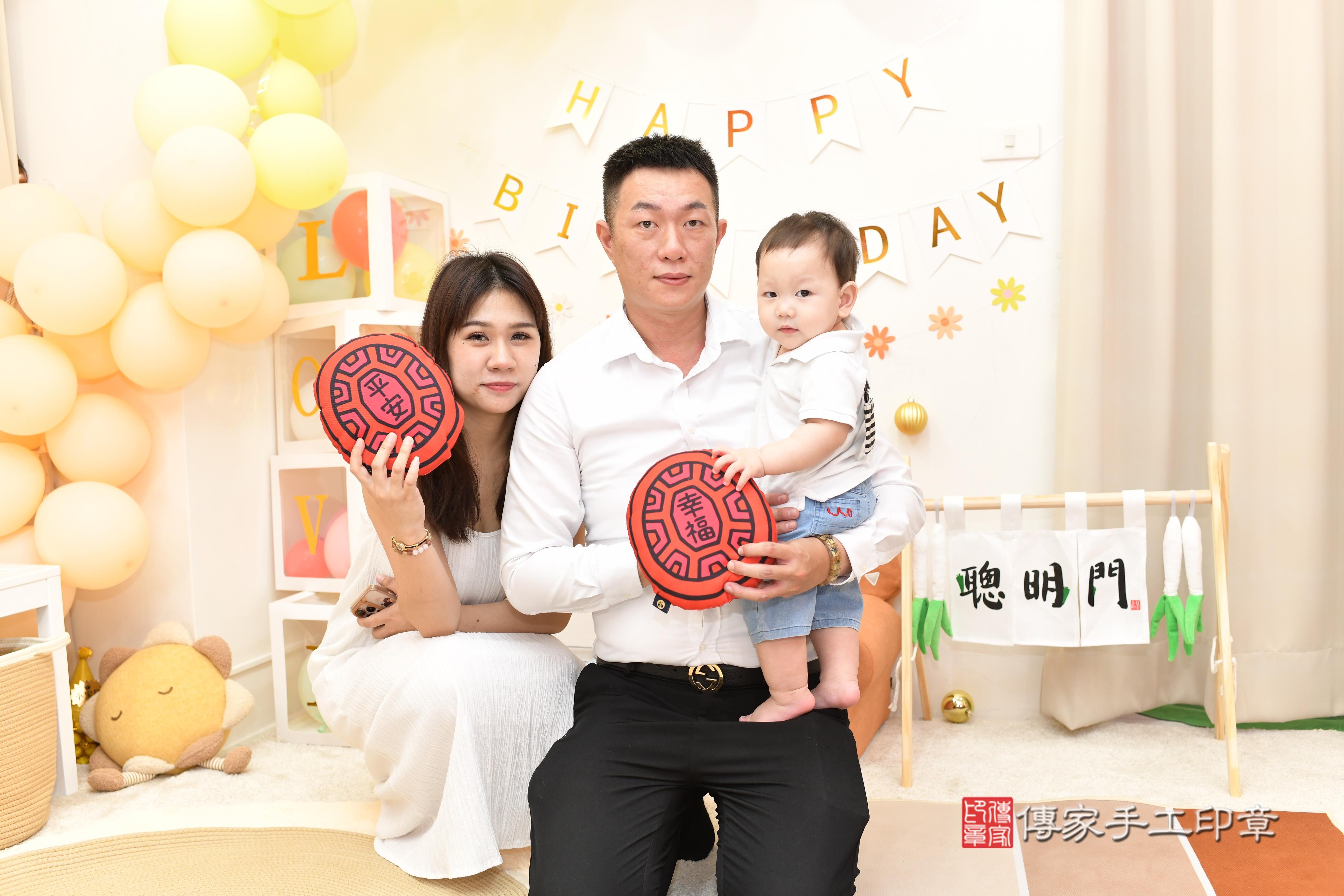 傳家手工印章高雄店、抓周、度脺、美式風會場、傳家嬰兒古禮、吉祥話、抓周道具物品24種、拍照。抓周證書。寶寶抓周、滿周歲、生日快樂、祝福 傳家手工印章高雄店、抓周、度脺、美式風會場、傳家嬰兒古禮、吉祥話、抓周道具物品24種、拍照。抓周證書。寶寶抓周、滿周歲、生日快樂、祝福