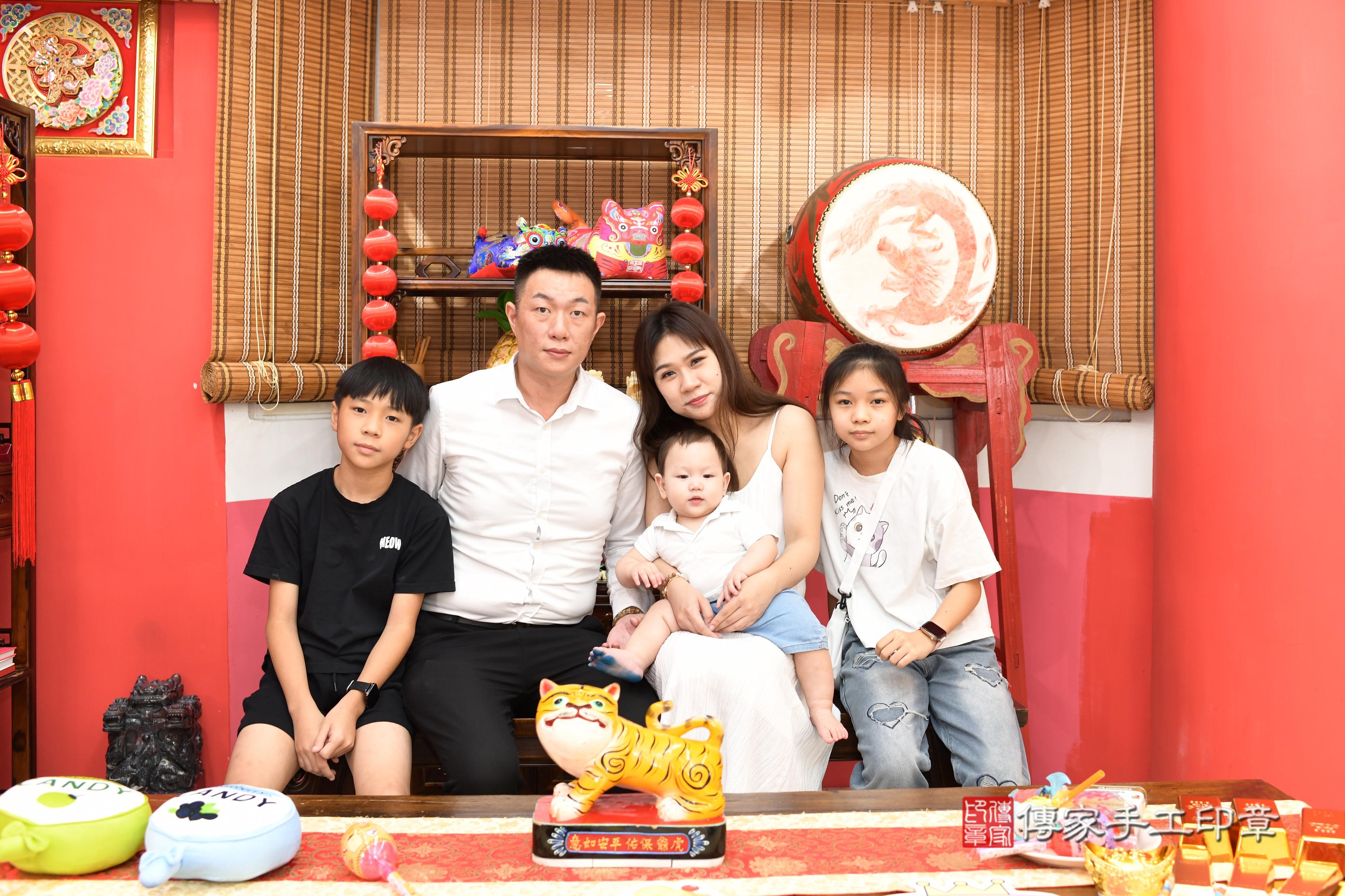 傳家手工印章高雄店、抓周、度脺、美式風會場、傳家嬰兒古禮、吉祥話、抓周道具物品24種、拍照。抓周證書。寶寶抓周、滿周歲、生日快樂、祝福 傳家手工印章高雄店、抓周、度脺、美式風會場、傳家嬰兒古禮、吉祥話、抓周道具物品24種、拍照。抓周證書。寶寶抓周、滿周歲、生日快樂、祝福