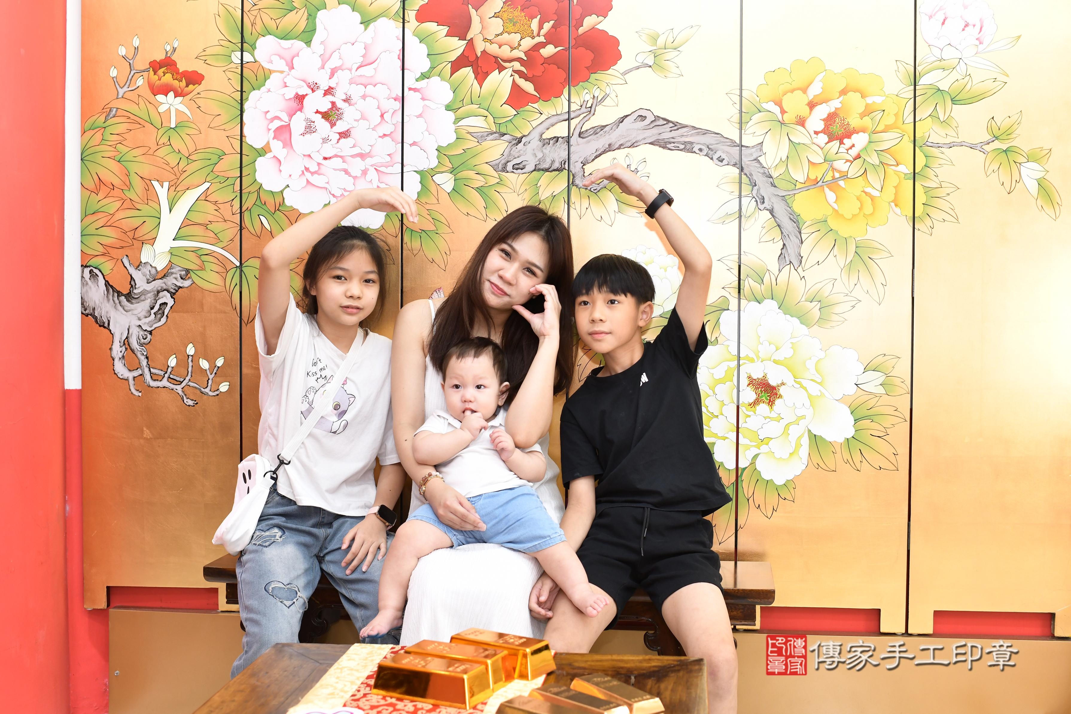 傳家手工印章高雄店、抓周、度脺、美式風會場、傳家嬰兒古禮、吉祥話、抓周道具物品24種、拍照。抓周證書。寶寶抓周、滿周歲、生日快樂、祝福 傳家手工印章高雄店、抓周、度脺、美式風會場、傳家嬰兒古禮、吉祥話、抓周道具物品24種、拍照。抓周證書。寶寶抓周、滿周歲、生日快樂、祝福