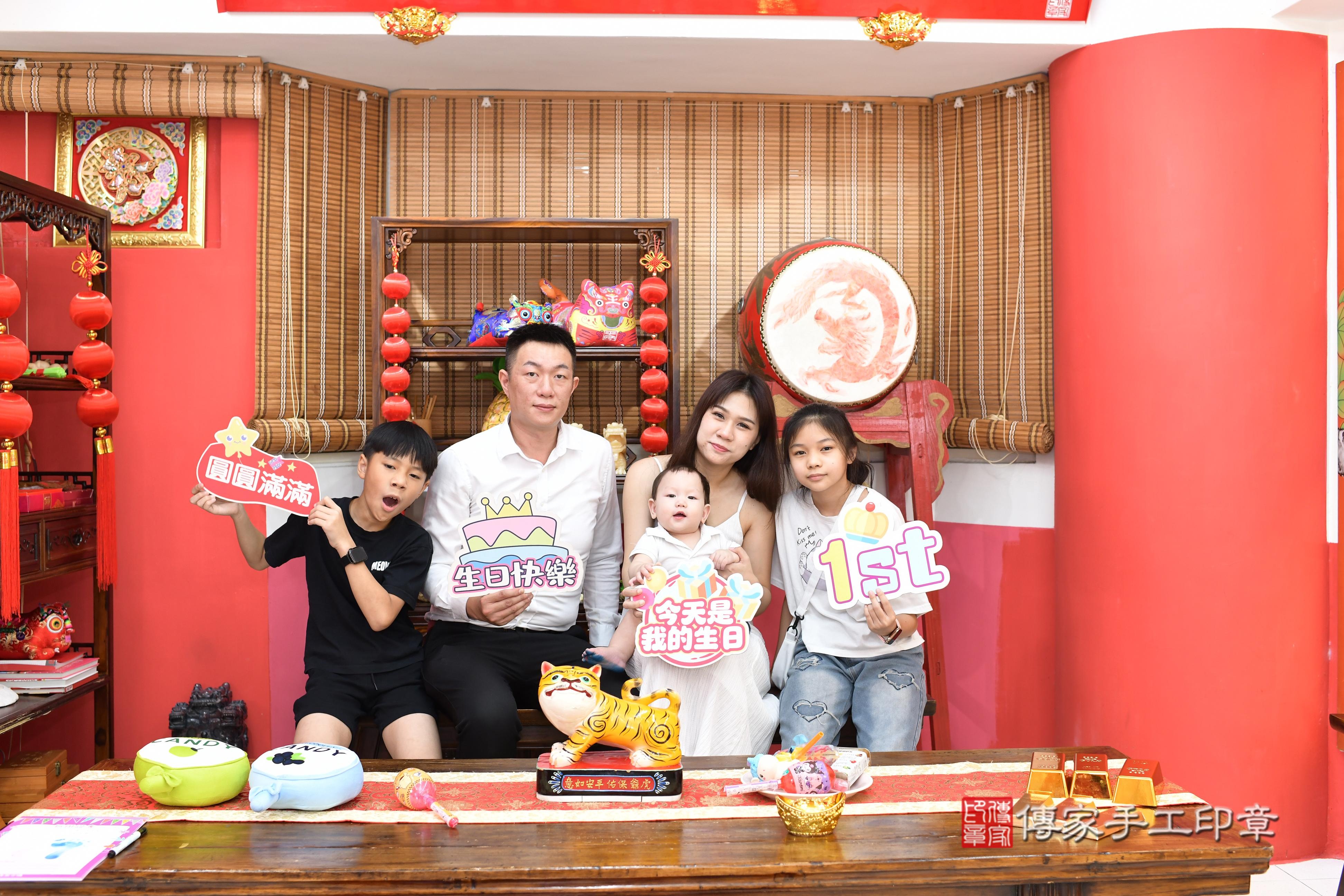 傳家手工印章高雄店、抓周、度脺、美式風會場、傳家嬰兒古禮、吉祥話、抓周道具物品24種、拍照。抓周證書。寶寶抓周、滿周歲、生日快樂、祝福 傳家手工印章高雄店、抓周、度脺、美式風會場、傳家嬰兒古禮、吉祥話、抓周道具物品24種、拍照。抓周證書。寶寶抓周、滿周歲、生日快樂、祝福