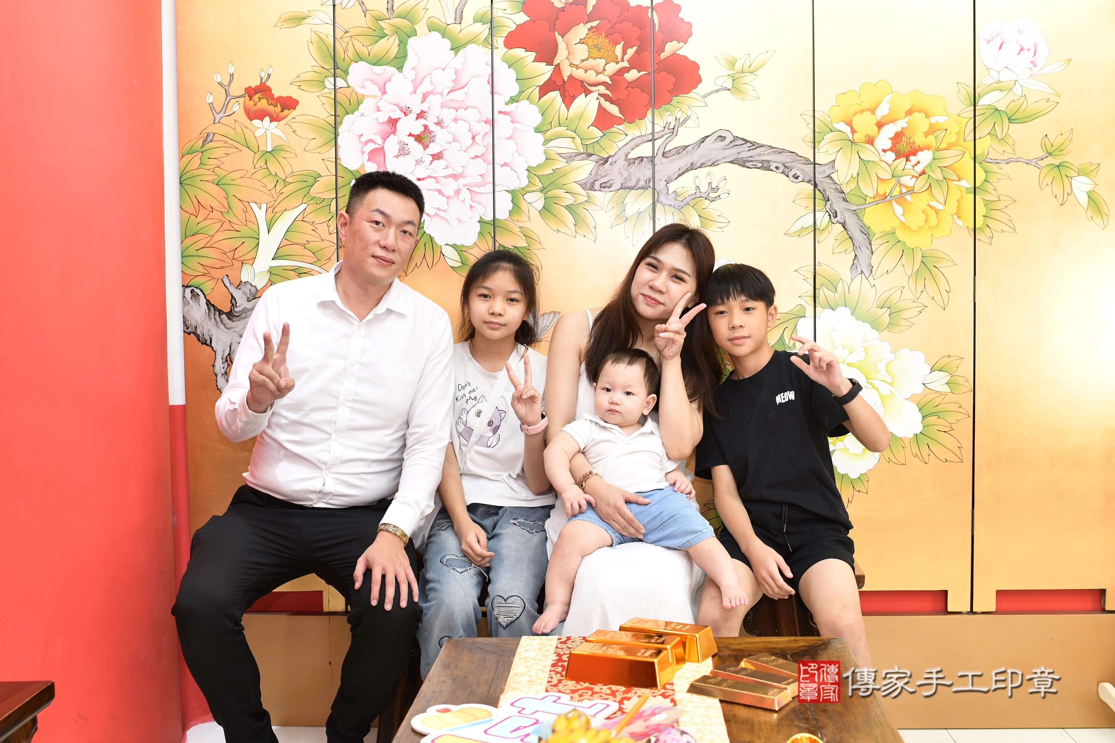 傳家手工印章高雄店、抓周、度脺、美式風會場、傳家嬰兒古禮、吉祥話、抓周道具物品24種、拍照。抓周證書。寶寶抓周、滿周歲、生日快樂、祝福 傳家手工印章高雄店、抓周、度脺、美式風會場、傳家嬰兒古禮、吉祥話、抓周道具物品24種、拍照。抓周證書。寶寶抓周、滿周歲、生日快樂、祝福