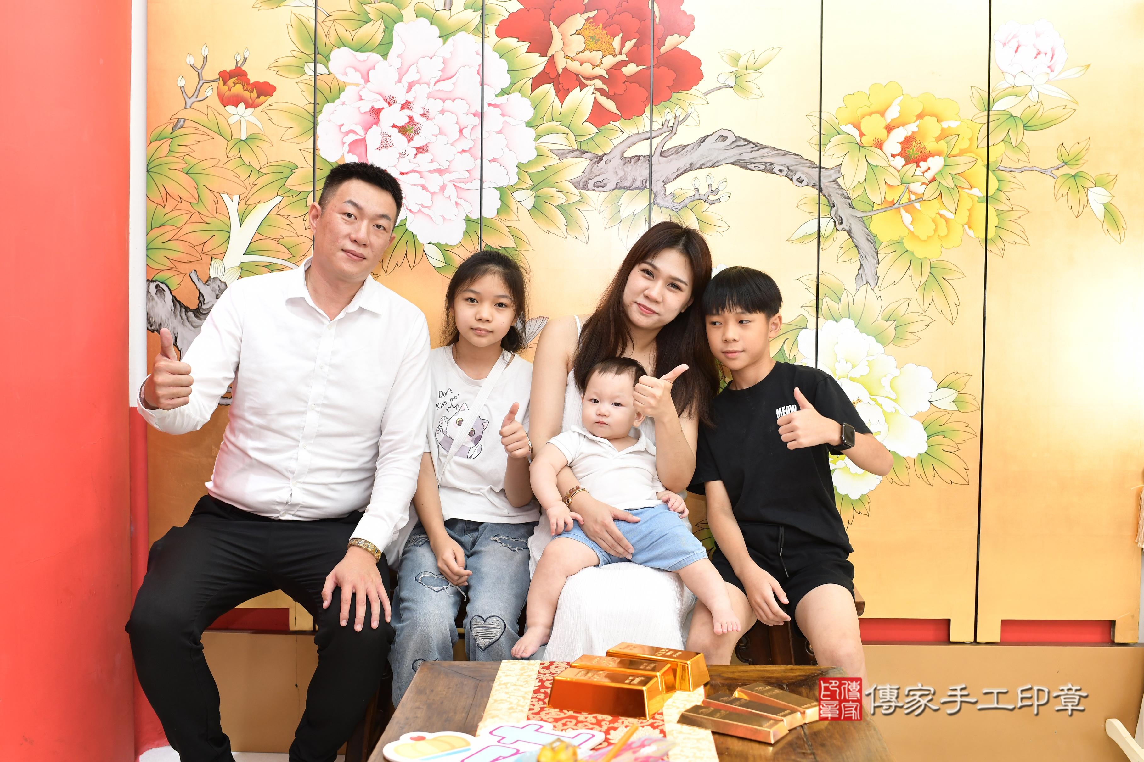 傳家手工印章高雄店、抓周、度脺、美式風會場、傳家嬰兒古禮、吉祥話、抓周道具物品24種、拍照。抓周證書。寶寶抓周、滿周歲、生日快樂、祝福 傳家手工印章高雄店、抓周、度脺、美式風會場、傳家嬰兒古禮、吉祥話、抓周道具物品24種、拍照。抓周證書。寶寶抓周、滿周歲、生日快樂、祝福