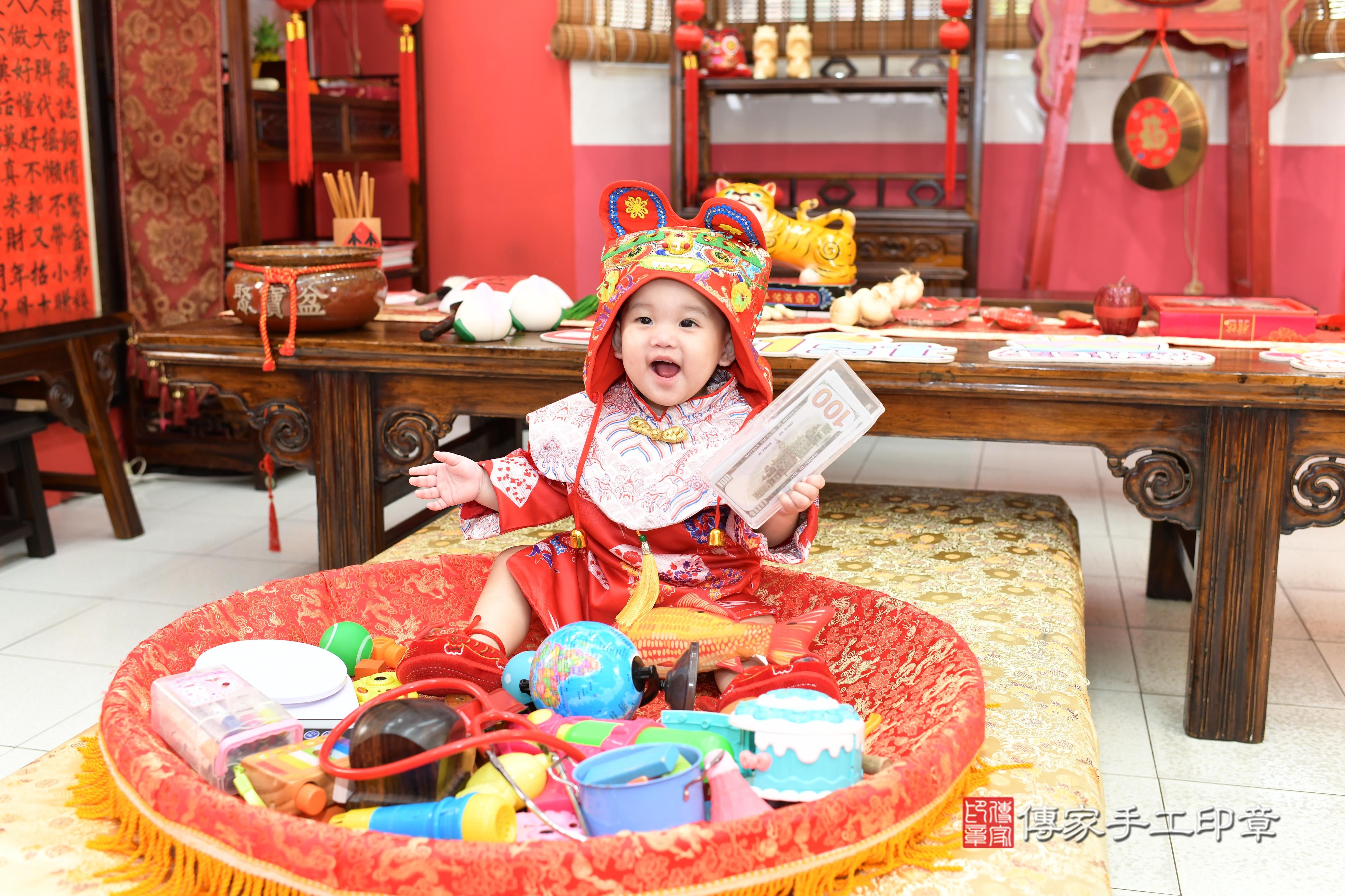 傳家手工印章高雄店、抓周、度脺、美式風會場、傳家嬰兒古禮、吉祥話、抓周道具物品24種、拍照。抓周證書。寶寶抓周、滿周歲、生日快樂、祝福 傳家手工印章高雄店、抓周、度脺、美式風會場、傳家嬰兒古禮、吉祥話、抓周道具物品24種、拍照。抓周證書。寶寶抓周、滿周歲、生日快樂、祝福