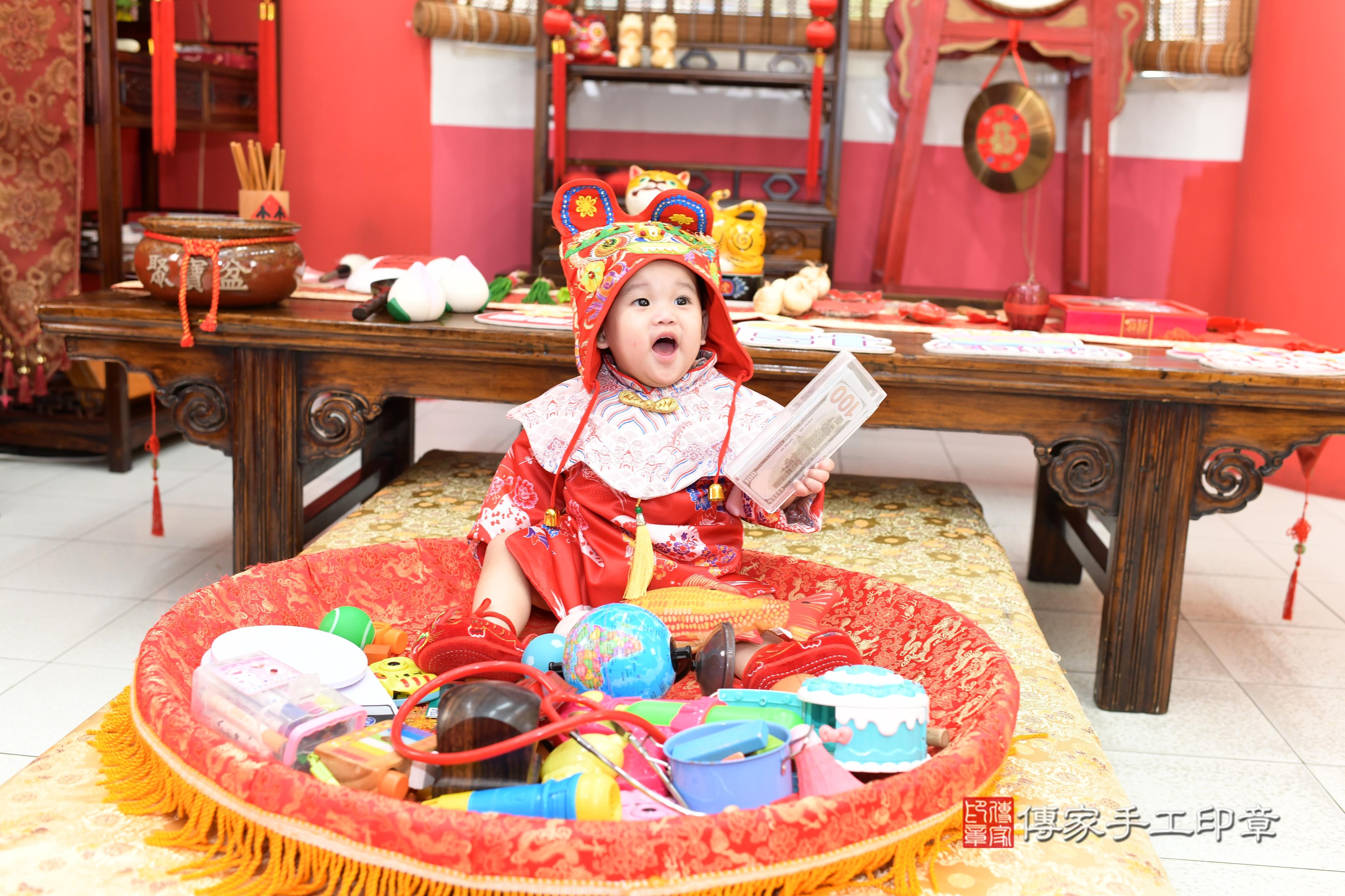 傳家手工印章高雄店、抓周、度脺、美式風會場、傳家嬰兒古禮、吉祥話、抓周道具物品24種、拍照。抓周證書。寶寶抓周、滿周歲、生日快樂、祝福 傳家手工印章高雄店、抓周、度脺、美式風會場、傳家嬰兒古禮、吉祥話、抓周道具物品24種、拍照。抓周證書。寶寶抓周、滿周歲、生日快樂、祝福