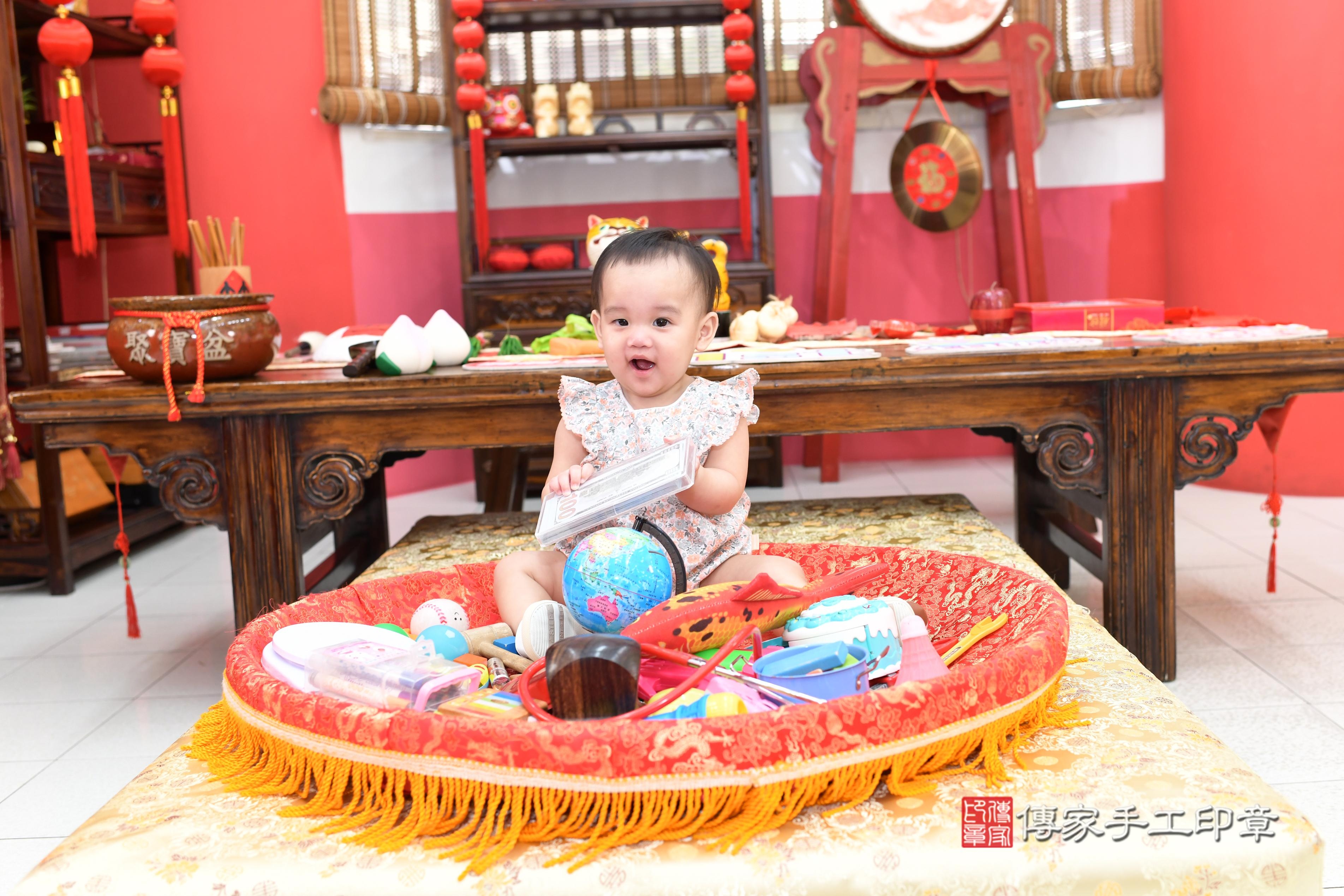 傳家手工印章高雄店、抓周、度脺、美式風會場、傳家嬰兒古禮、吉祥話、抓周道具物品24種、拍照。抓周證書。寶寶抓周、滿周歲、生日快樂、祝福 傳家手工印章高雄店、抓周、度脺、美式風會場、傳家嬰兒古禮、吉祥話、抓周道具物品24種、拍照。抓周證書。寶寶抓周、滿周歲、生日快樂、祝福