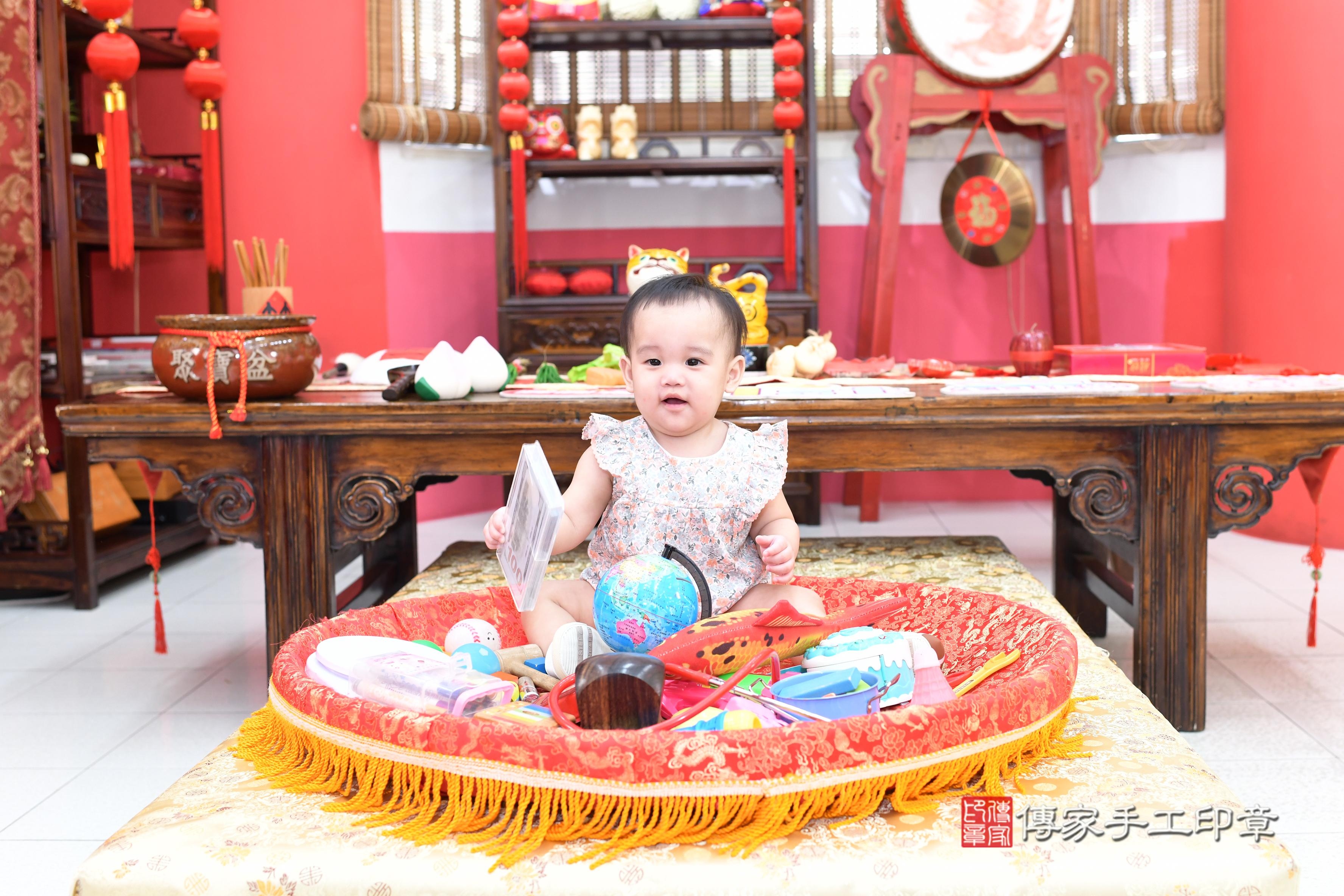 傳家手工印章高雄店、抓周、度脺、美式風會場、傳家嬰兒古禮、吉祥話、抓周道具物品24種、拍照。抓周證書。寶寶抓周、滿周歲、生日快樂、祝福 傳家手工印章高雄店、抓周、度脺、美式風會場、傳家嬰兒古禮、吉祥話、抓周道具物品24種、拍照。抓周證書。寶寶抓周、滿周歲、生日快樂、祝福