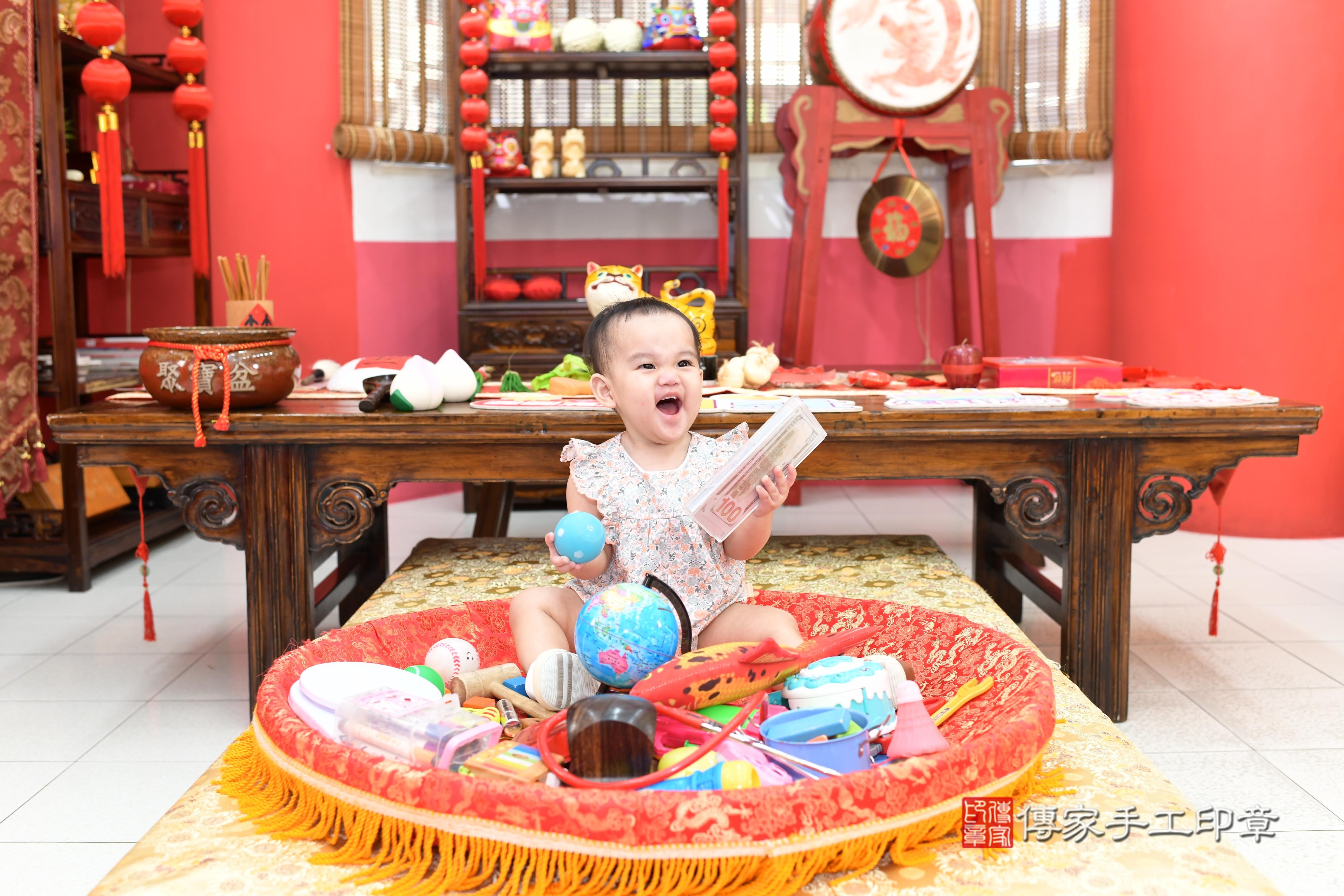 傳家手工印章高雄店、抓周、度脺、美式風會場、傳家嬰兒古禮、吉祥話、抓周道具物品24種、拍照。抓周證書。寶寶抓周、滿周歲、生日快樂、祝福 傳家手工印章高雄店、抓周、度脺、美式風會場、傳家嬰兒古禮、吉祥話、抓周道具物品24種、拍照。抓周證書。寶寶抓周、滿周歲、生日快樂、祝福