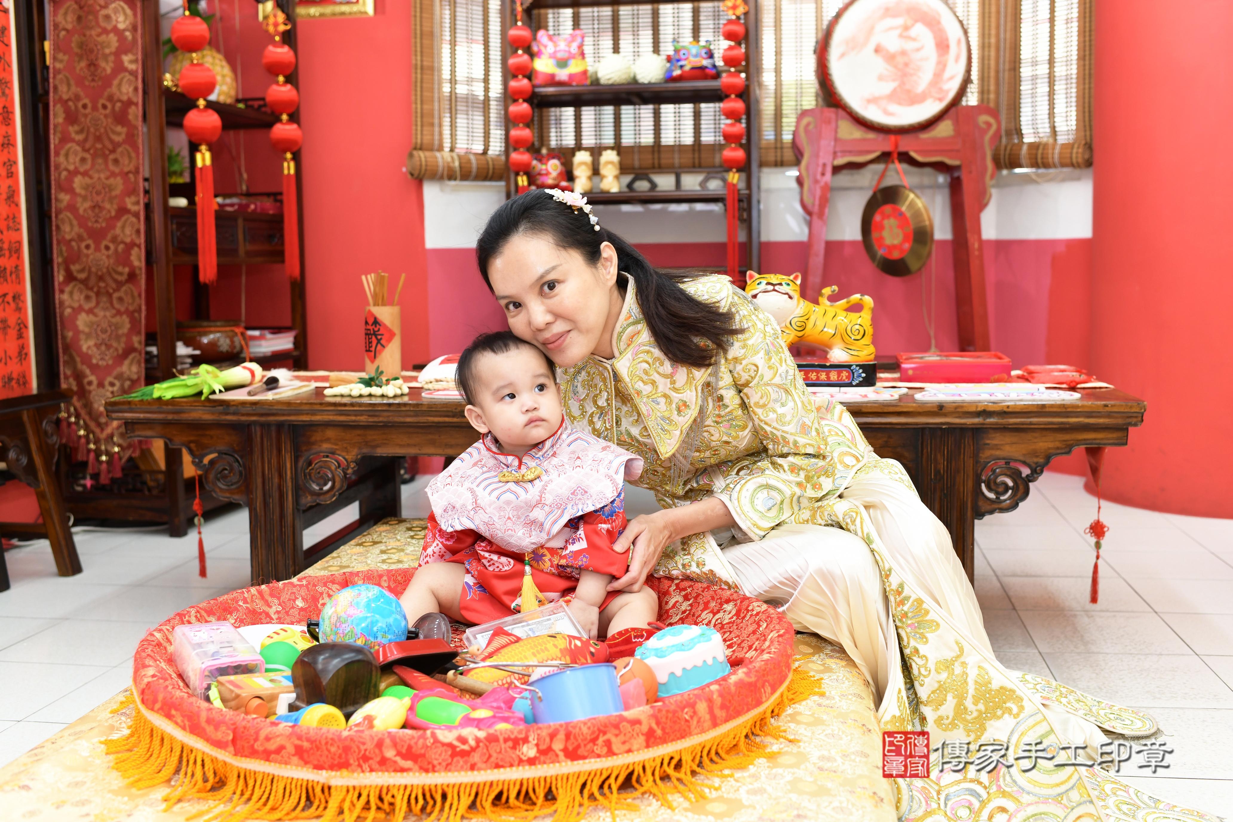 傳家手工印章高雄店、抓周、度脺、美式風會場、傳家嬰兒古禮、吉祥話、抓周道具物品24種、拍照。抓周證書。寶寶抓周、滿周歲、生日快樂、祝福 傳家手工印章高雄店、抓周、度脺、美式風會場、傳家嬰兒古禮、吉祥話、抓周道具物品24種、拍照。抓周證書。寶寶抓周、滿周歲、生日快樂、祝福