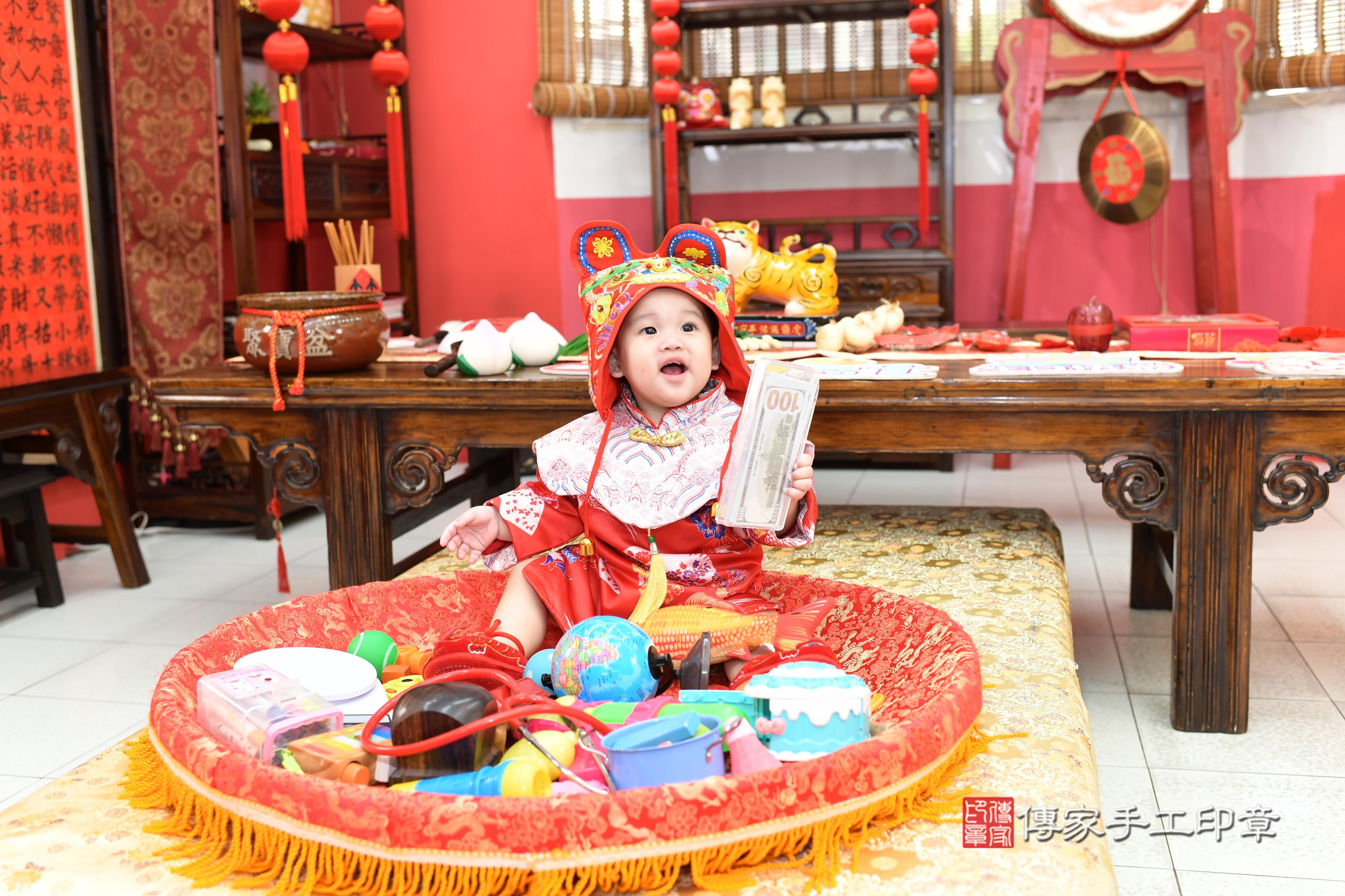傳家手工印章高雄店、抓周、度脺、美式風會場、傳家嬰兒古禮、吉祥話、抓周道具物品24種、拍照。抓周證書。寶寶抓周、滿周歲、生日快樂、祝福 傳家手工印章高雄店、抓周、度脺、美式風會場、傳家嬰兒古禮、吉祥話、抓周道具物品24種、拍照。抓周證書。寶寶抓周、滿周歲、生日快樂、祝福
