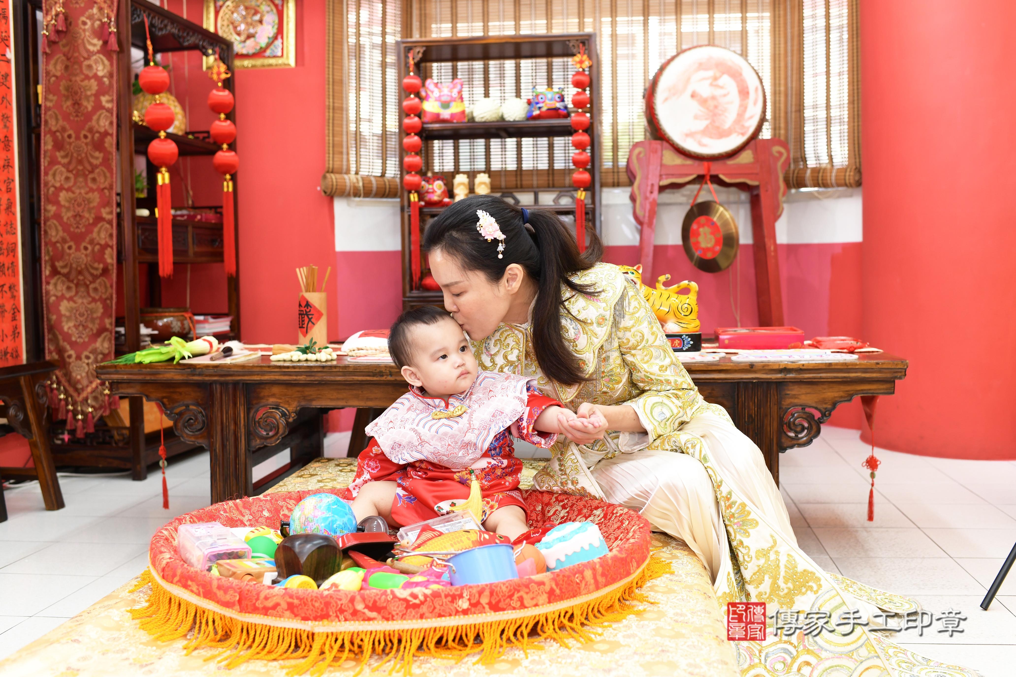 傳家手工印章高雄店、抓周、度脺、美式風會場、傳家嬰兒古禮、吉祥話、抓周道具物品24種、拍照。抓周證書。寶寶抓周、滿周歲、生日快樂、祝福 傳家手工印章高雄店、抓周、度脺、美式風會場、傳家嬰兒古禮、吉祥話、抓周道具物品24種、拍照。抓周證書。寶寶抓周、滿周歲、生日快樂、祝福