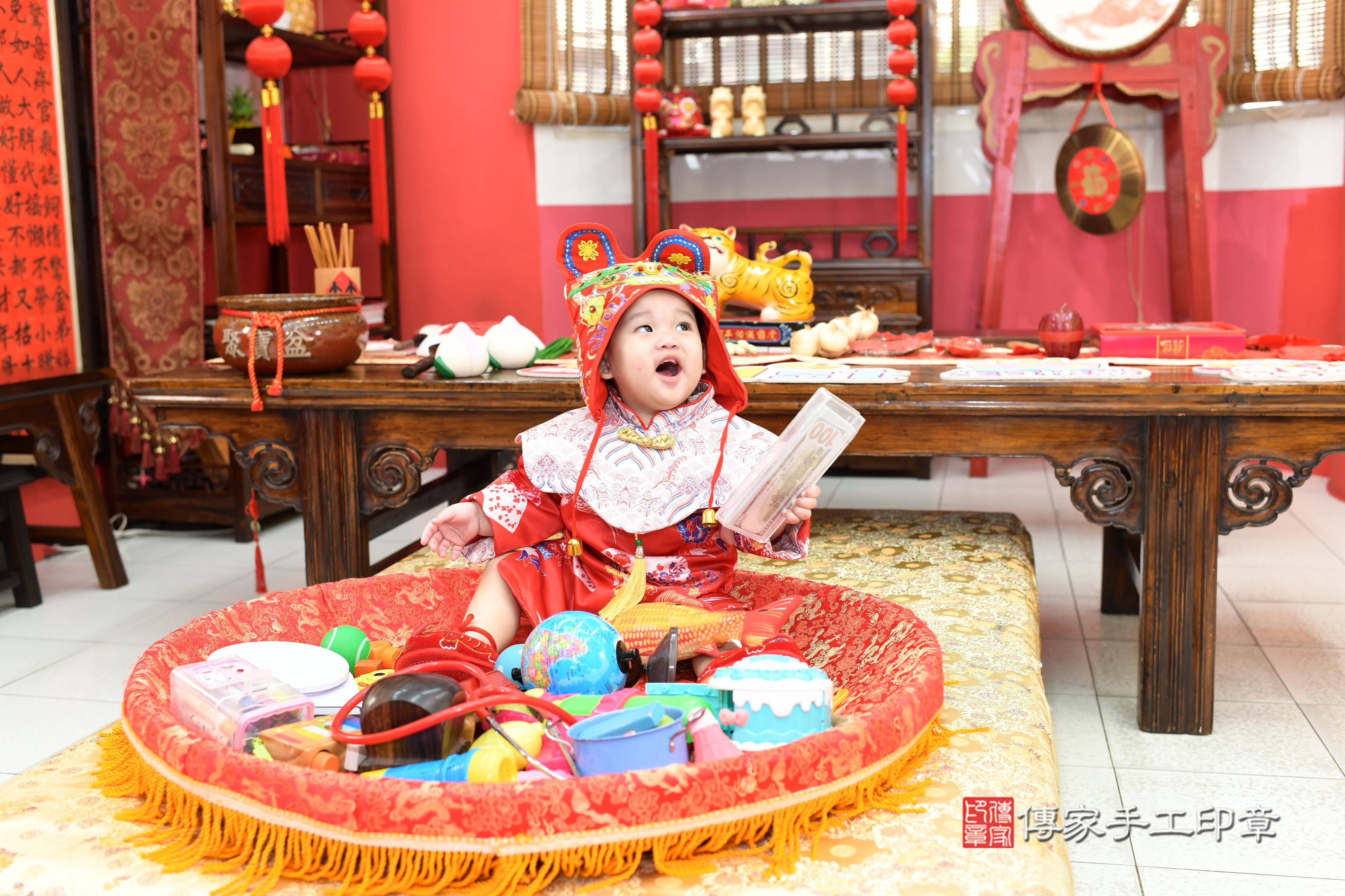 傳家手工印章高雄店、抓周、度脺、美式風會場、傳家嬰兒古禮、吉祥話、抓周道具物品24種、拍照。抓周證書。寶寶抓周、滿周歲、生日快樂、祝福 傳家手工印章高雄店、抓周、度脺、美式風會場、傳家嬰兒古禮、吉祥話、抓周道具物品24種、拍照。抓周證書。寶寶抓周、滿周歲、生日快樂、祝福