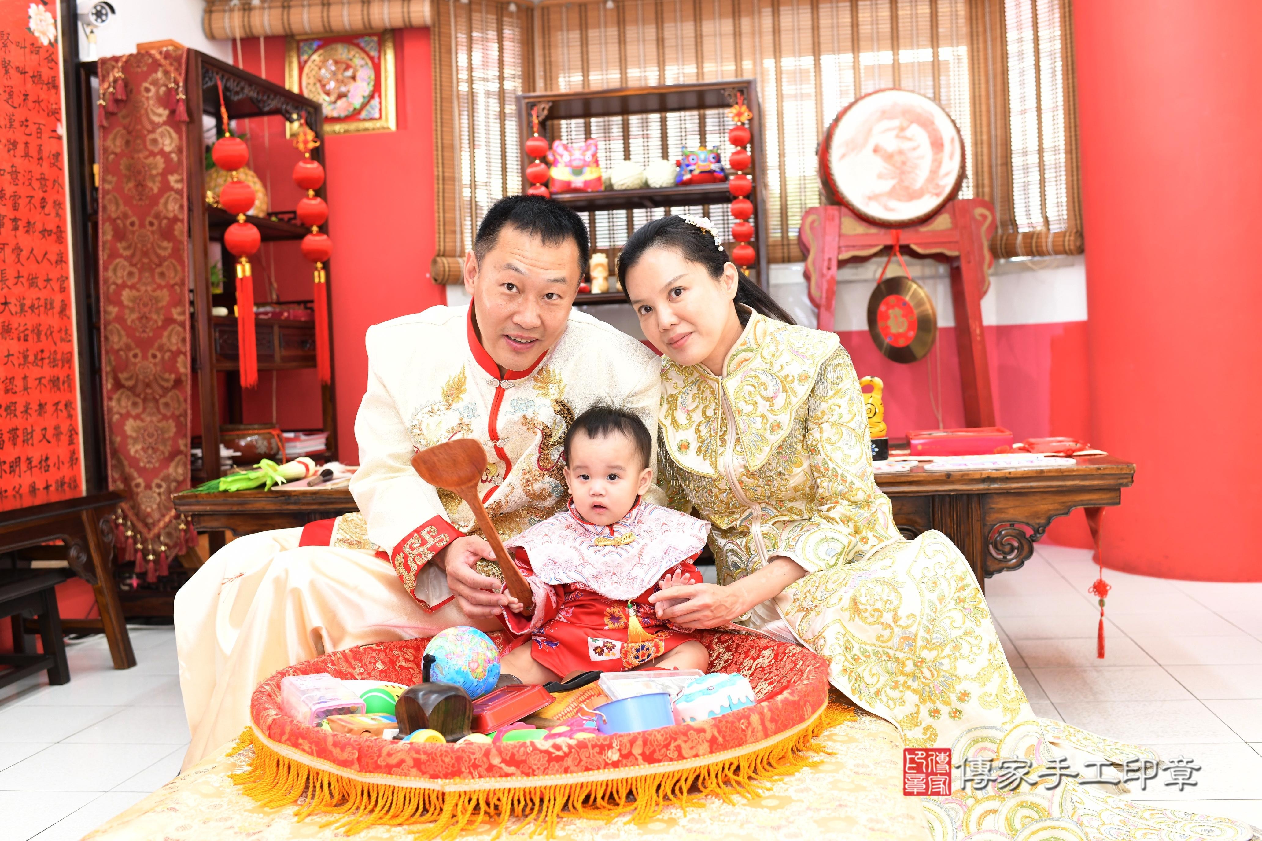 傳家手工印章高雄店、抓周、度脺、美式風會場、傳家嬰兒古禮、吉祥話、抓周道具物品24種、拍照。抓周證書。寶寶抓周、滿周歲、生日快樂、祝福 傳家手工印章高雄店、抓周、度脺、美式風會場、傳家嬰兒古禮、吉祥話、抓周道具物品24種、拍照。抓周證書。寶寶抓周、滿周歲、生日快樂、祝福