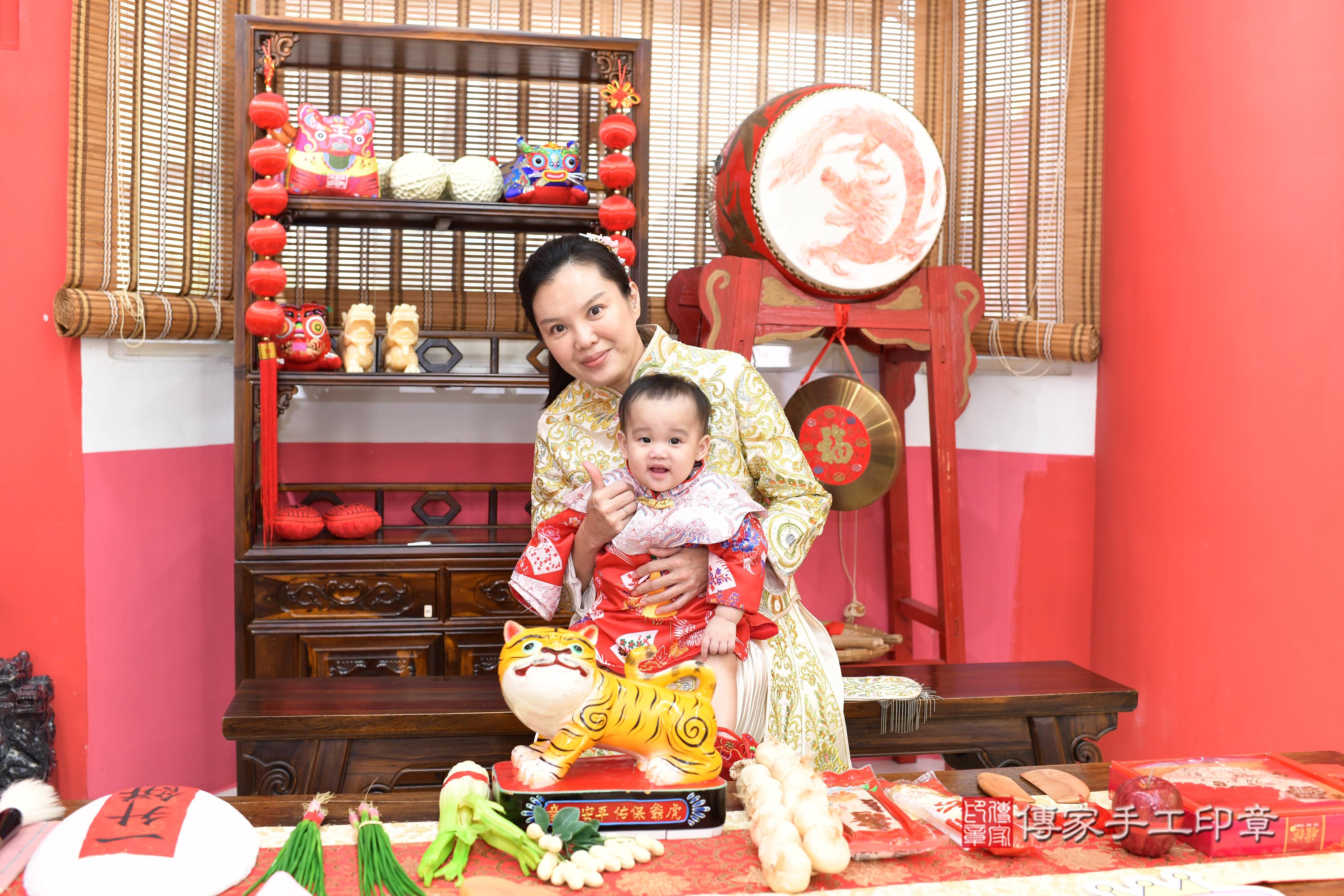 傳家手工印章高雄店、抓周、度脺、美式風會場、傳家嬰兒古禮、吉祥話、抓周道具物品24種、拍照。抓周證書。寶寶抓周、滿周歲、生日快樂、祝福 傳家手工印章高雄店、抓周、度脺、美式風會場、傳家嬰兒古禮、吉祥話、抓周道具物品24種、拍照。抓周證書。寶寶抓周、滿周歲、生日快樂、祝福