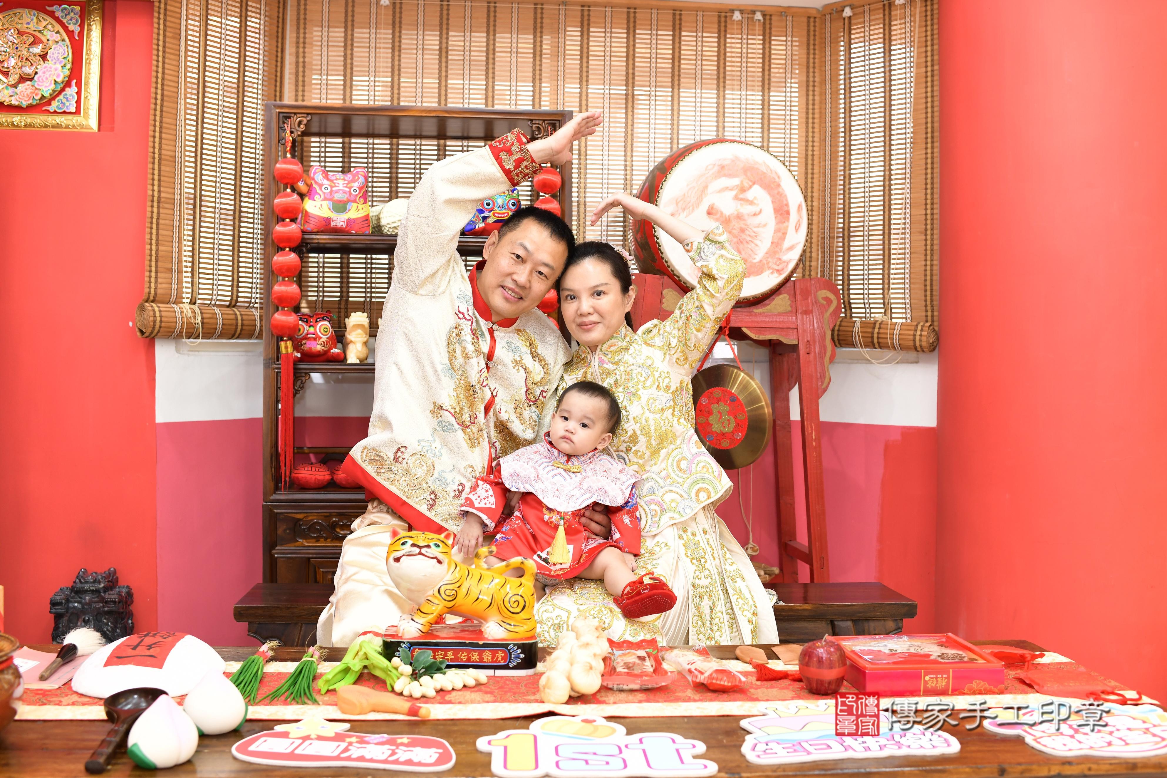 傳家手工印章高雄店、抓周、度脺、美式風會場、傳家嬰兒古禮、吉祥話、抓周道具物品24種、拍照。抓周證書。寶寶抓周、滿周歲、生日快樂、祝福