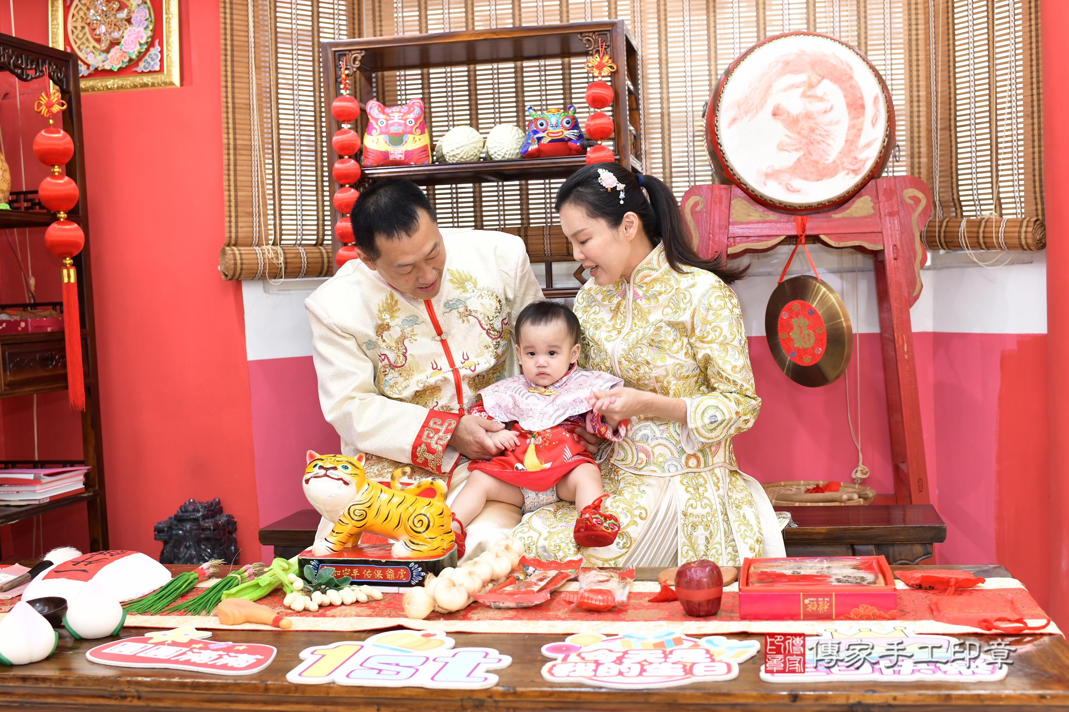 傳家手工印章高雄店、抓周、度脺、美式風會場、傳家嬰兒古禮、吉祥話、抓周道具物品24種、拍照。抓周證書。寶寶抓周、滿周歲、生日快樂、祝福 傳家手工印章高雄店、抓周、度脺、美式風會場、傳家嬰兒古禮、吉祥話、抓周道具物品24種、拍照。抓周證書。寶寶抓周、滿周歲、生日快樂、祝福