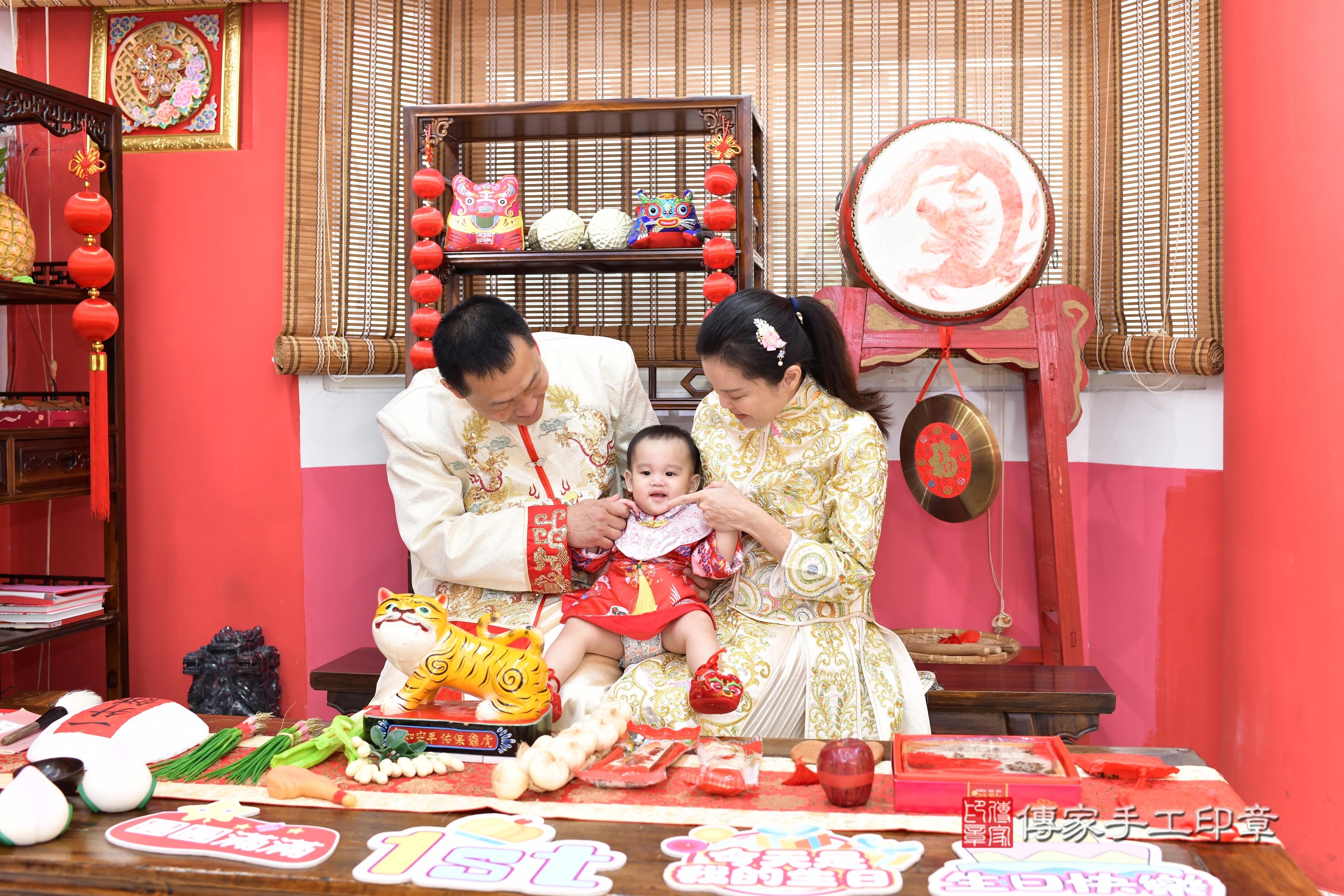 傳家手工印章高雄店、抓周、度脺、美式風會場、傳家嬰兒古禮、吉祥話、抓周道具物品24種、拍照。抓周證書。寶寶抓周、滿周歲、生日快樂、祝福 傳家手工印章高雄店、抓周、度脺、美式風會場、傳家嬰兒古禮、吉祥話、抓周道具物品24種、拍照。抓周證書。寶寶抓周、滿周歲、生日快樂、祝福