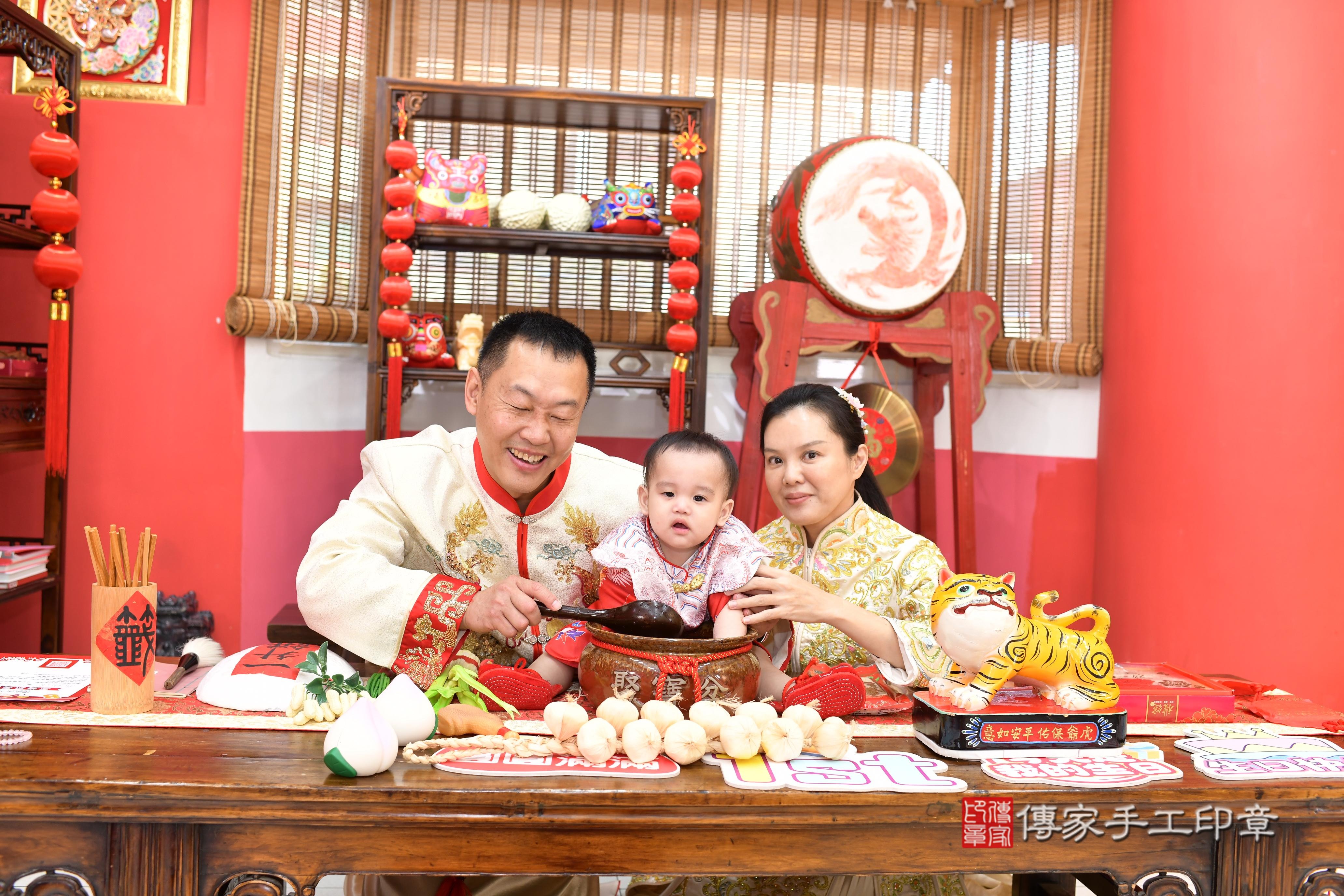 傳家手工印章高雄店、抓周、度脺、美式風會場、傳家嬰兒古禮、吉祥話、抓周道具物品24種、拍照。抓周證書。寶寶抓周、滿周歲、生日快樂、祝福 傳家手工印章高雄店、抓周、度脺、美式風會場、傳家嬰兒古禮、吉祥話、抓周道具物品24種、拍照。抓周證書。寶寶抓周、滿周歲、生日快樂、祝福