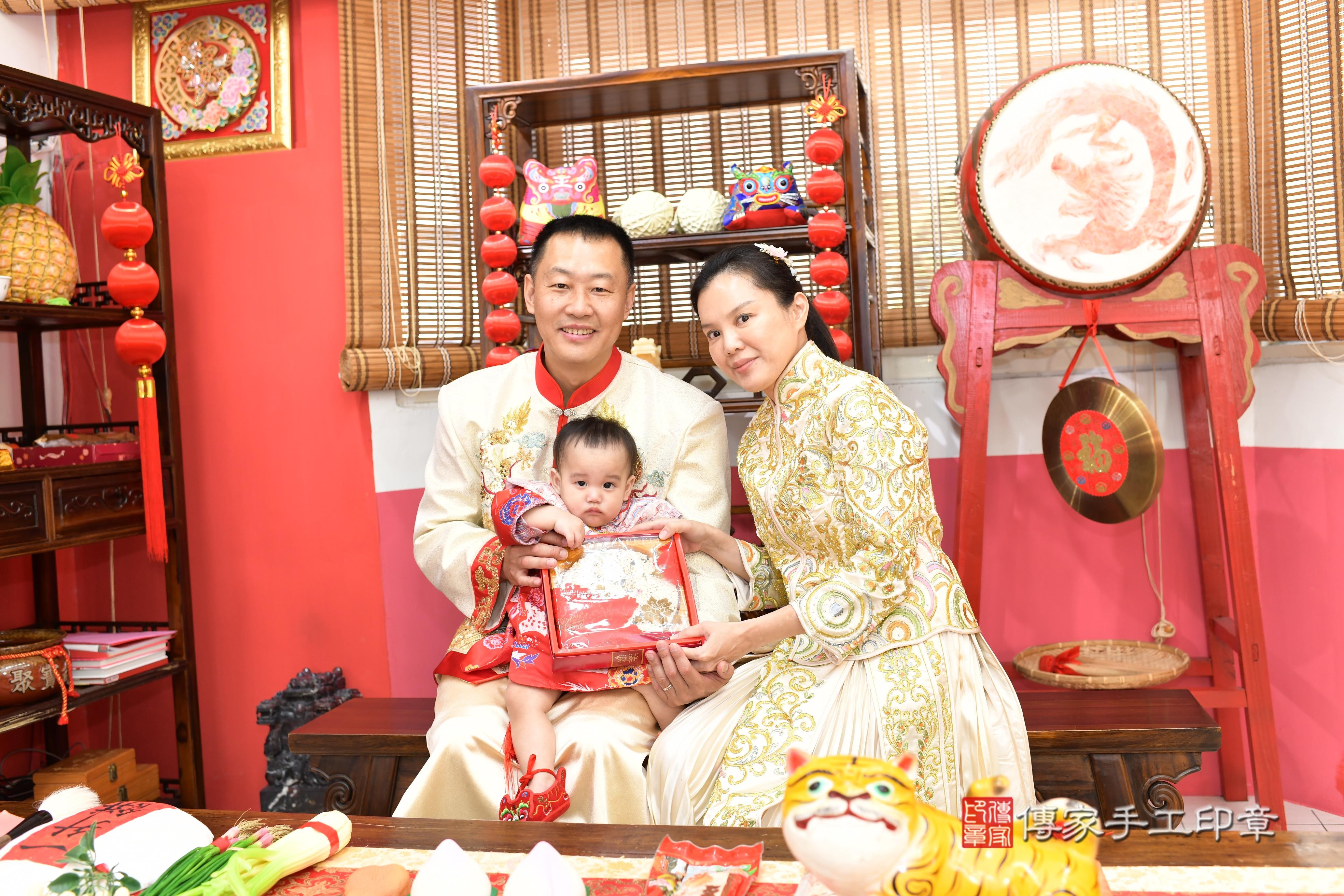 傳家手工印章高雄店、抓周、度脺、美式風會場、傳家嬰兒古禮、吉祥話、抓周道具物品24種、拍照。抓周證書。寶寶抓周、滿周歲、生日快樂、祝福 傳家手工印章高雄店、抓周、度脺、美式風會場、傳家嬰兒古禮、吉祥話、抓周道具物品24種、拍照。抓周證書。寶寶抓周、滿周歲、生日快樂、祝福