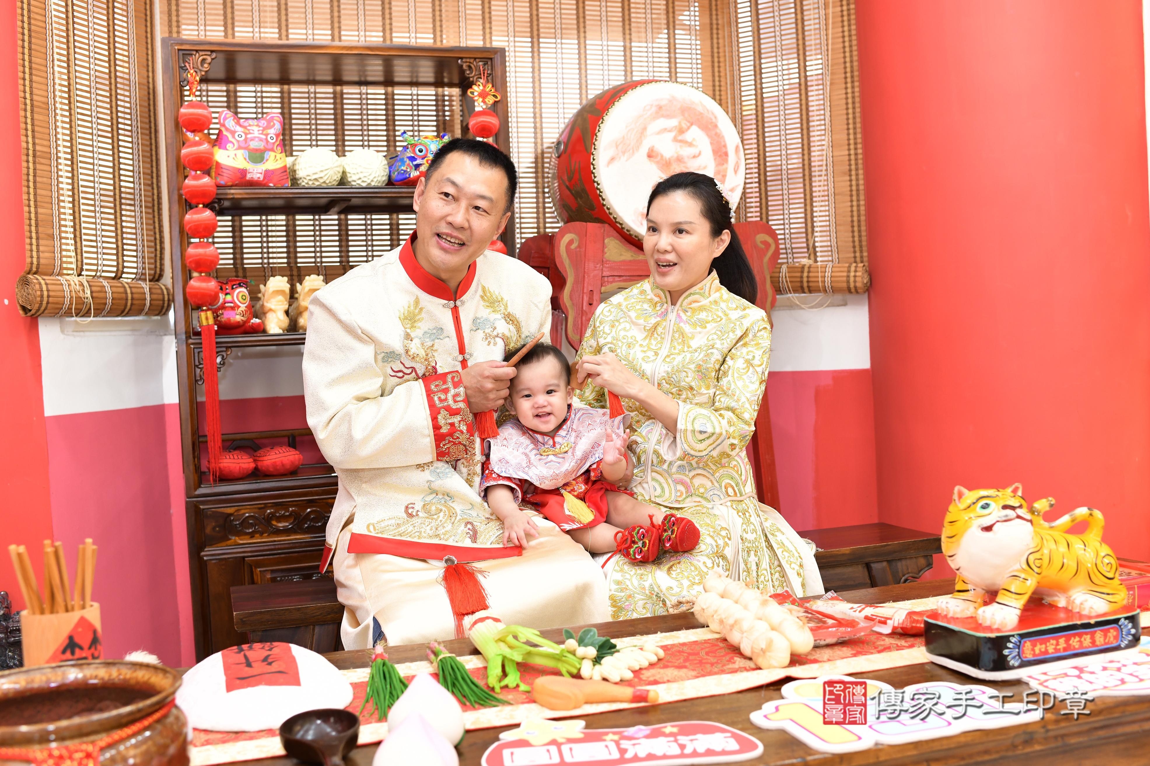 傳家手工印章高雄店、抓周、度脺、美式風會場、傳家嬰兒古禮、吉祥話、抓周道具物品24種、拍照。抓周證書。寶寶抓周、滿周歲、生日快樂、祝福 傳家手工印章高雄店、抓周、度脺、美式風會場、傳家嬰兒古禮、吉祥話、抓周道具物品24種、拍照。抓周證書。寶寶抓周、滿周歲、生日快樂、祝福