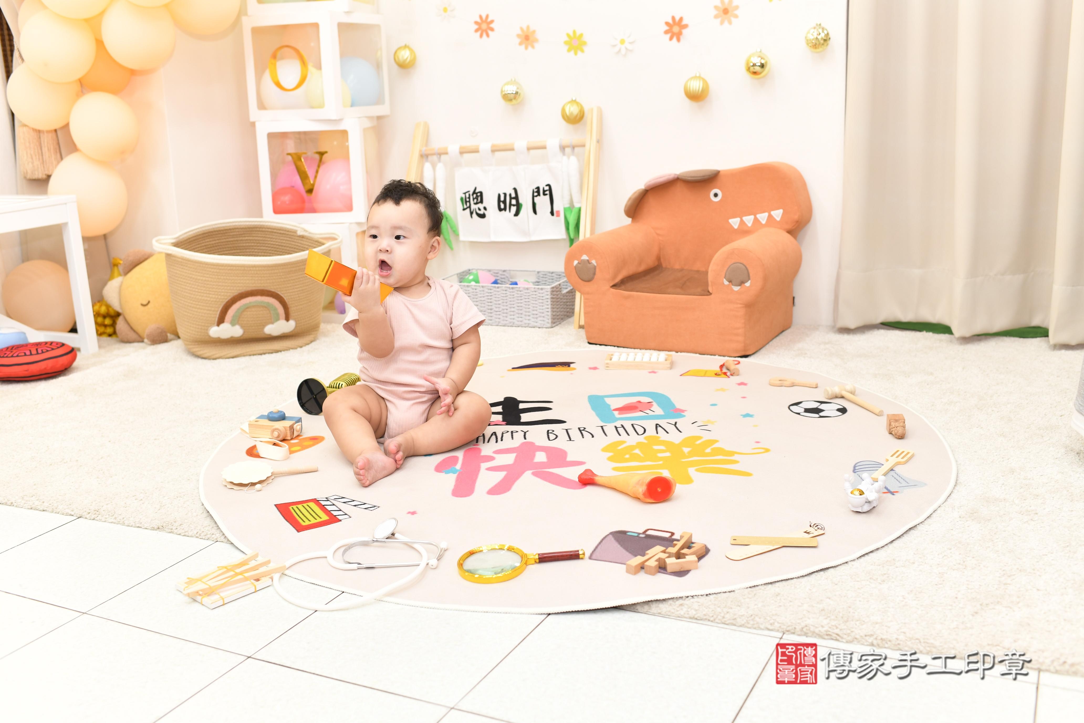 傳家手工印章高雄店、抓周、度脺、美式風會場、傳家嬰兒古禮、吉祥話、抓周道具物品24種、拍照。抓周證書。寶寶抓周、滿周歲、生日快樂、祝福 傳家手工印章高雄店、抓周、度脺、美式風會場、傳家嬰兒古禮、吉祥話、抓周道具物品24種、拍照。抓周證書。寶寶抓周、滿周歲、生日快樂、祝福