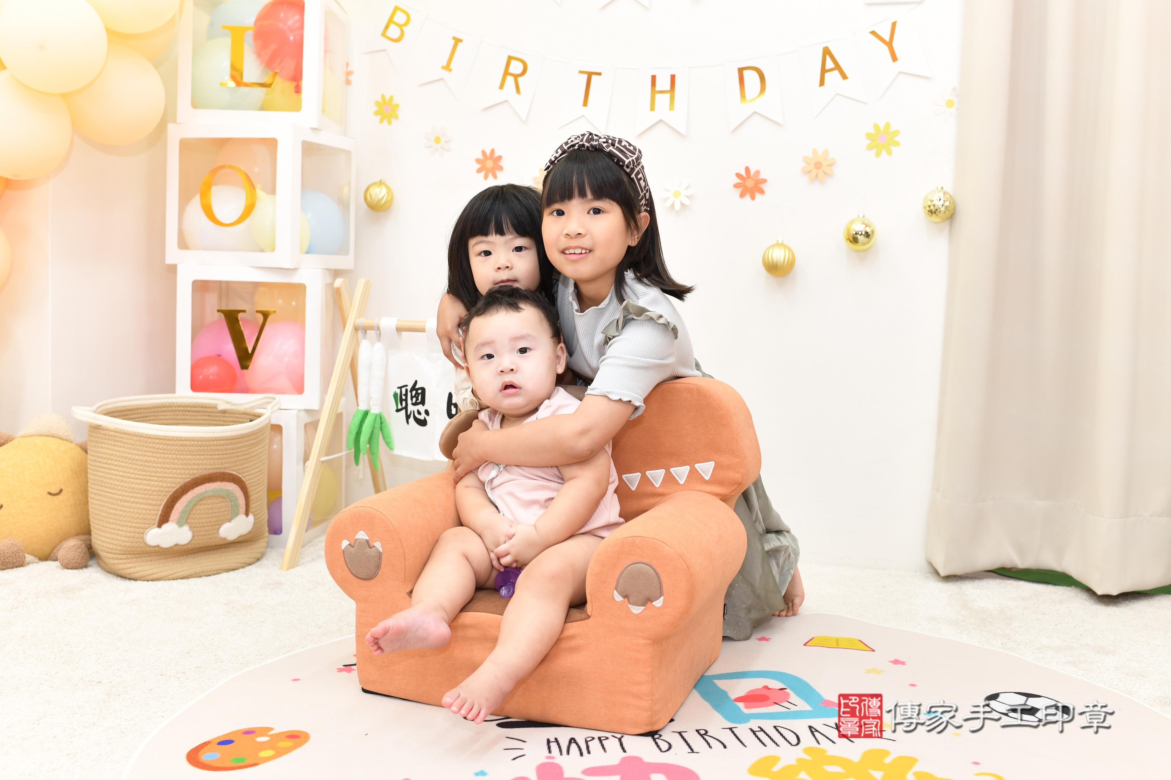 傳家手工印章高雄店、抓周、度脺、美式風會場、傳家嬰兒古禮、吉祥話、抓周道具物品24種、拍照。抓周證書。寶寶抓周、滿周歲、生日快樂、祝福 傳家手工印章高雄店、抓周、度脺、美式風會場、傳家嬰兒古禮、吉祥話、抓周道具物品24種、拍照。抓周證書。寶寶抓周、滿周歲、生日快樂、祝福