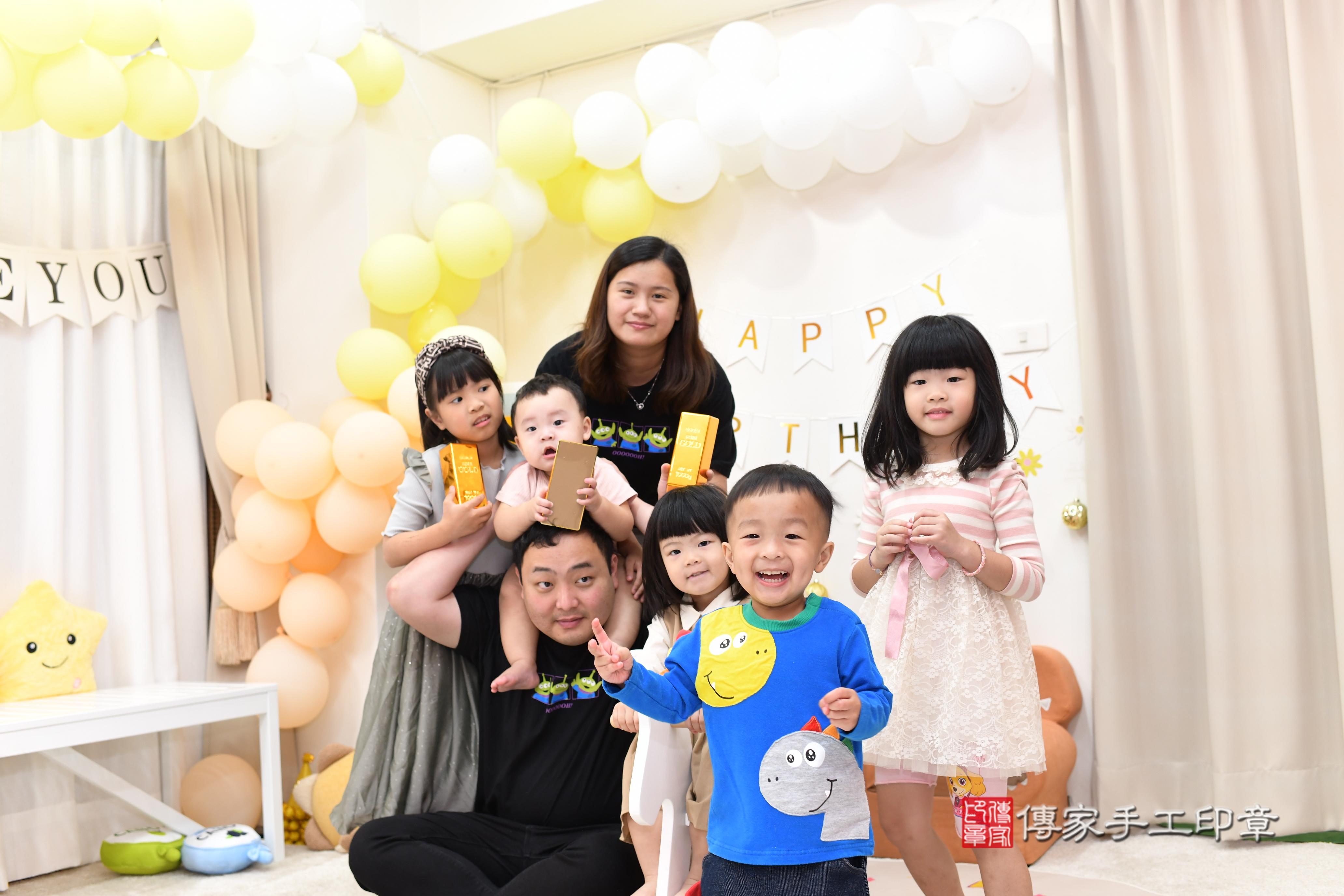 傳家手工印章高雄店、抓周、度脺、美式風會場、傳家嬰兒古禮、吉祥話、抓周道具物品24種、拍照。抓周證書。寶寶抓周、滿周歲、生日快樂、祝福 傳家手工印章高雄店、抓周、度脺、美式風會場、傳家嬰兒古禮、吉祥話、抓周道具物品24種、拍照。抓周證書。寶寶抓周、滿周歲、生日快樂、祝福