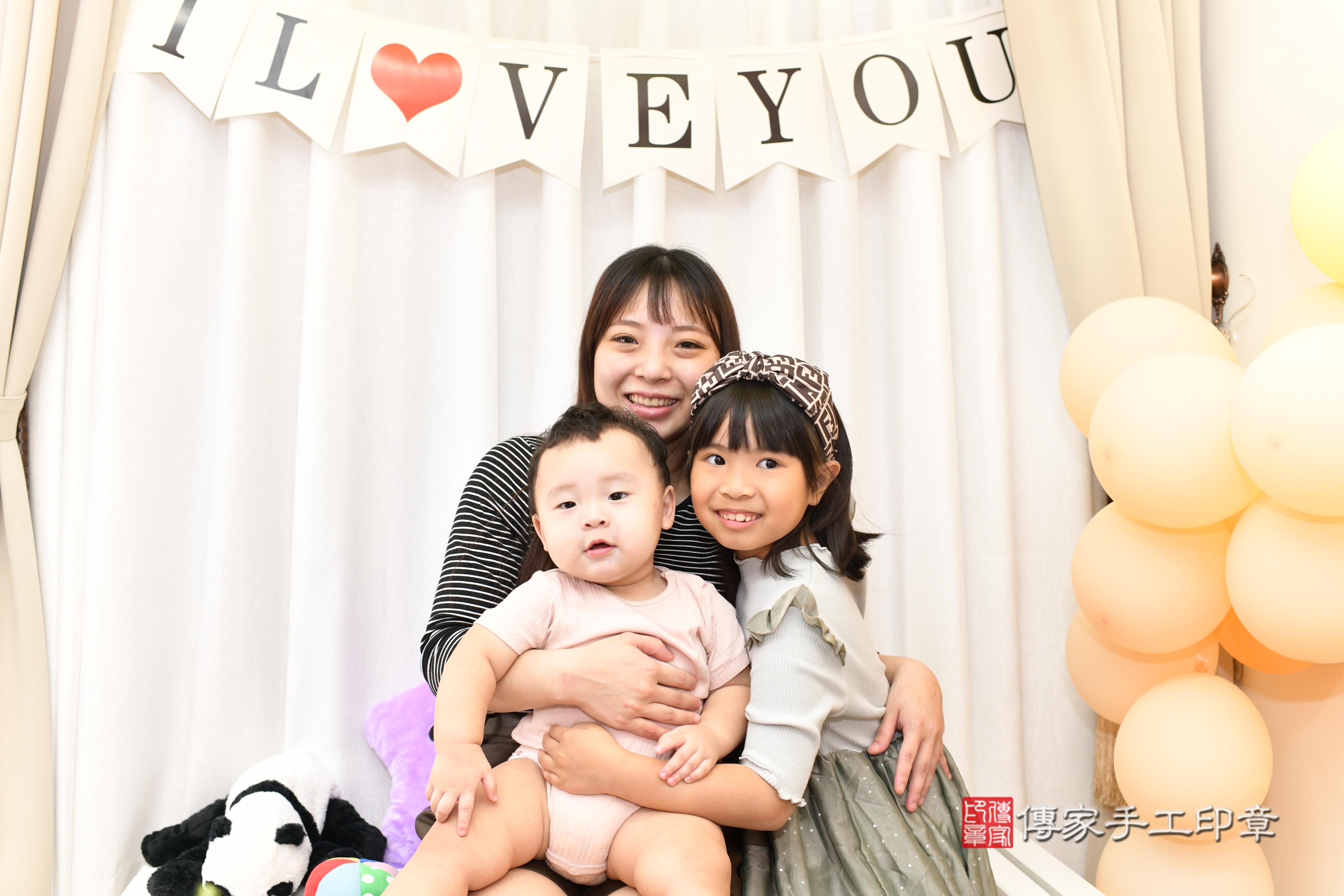 傳家手工印章高雄店、抓周、度脺、美式風會場、傳家嬰兒古禮、吉祥話、抓周道具物品24種、拍照。抓周證書。寶寶抓周、滿周歲、生日快樂、祝福 傳家手工印章高雄店、抓周、度脺、美式風會場、傳家嬰兒古禮、吉祥話、抓周道具物品24種、拍照。抓周證書。寶寶抓周、滿周歲、生日快樂、祝福