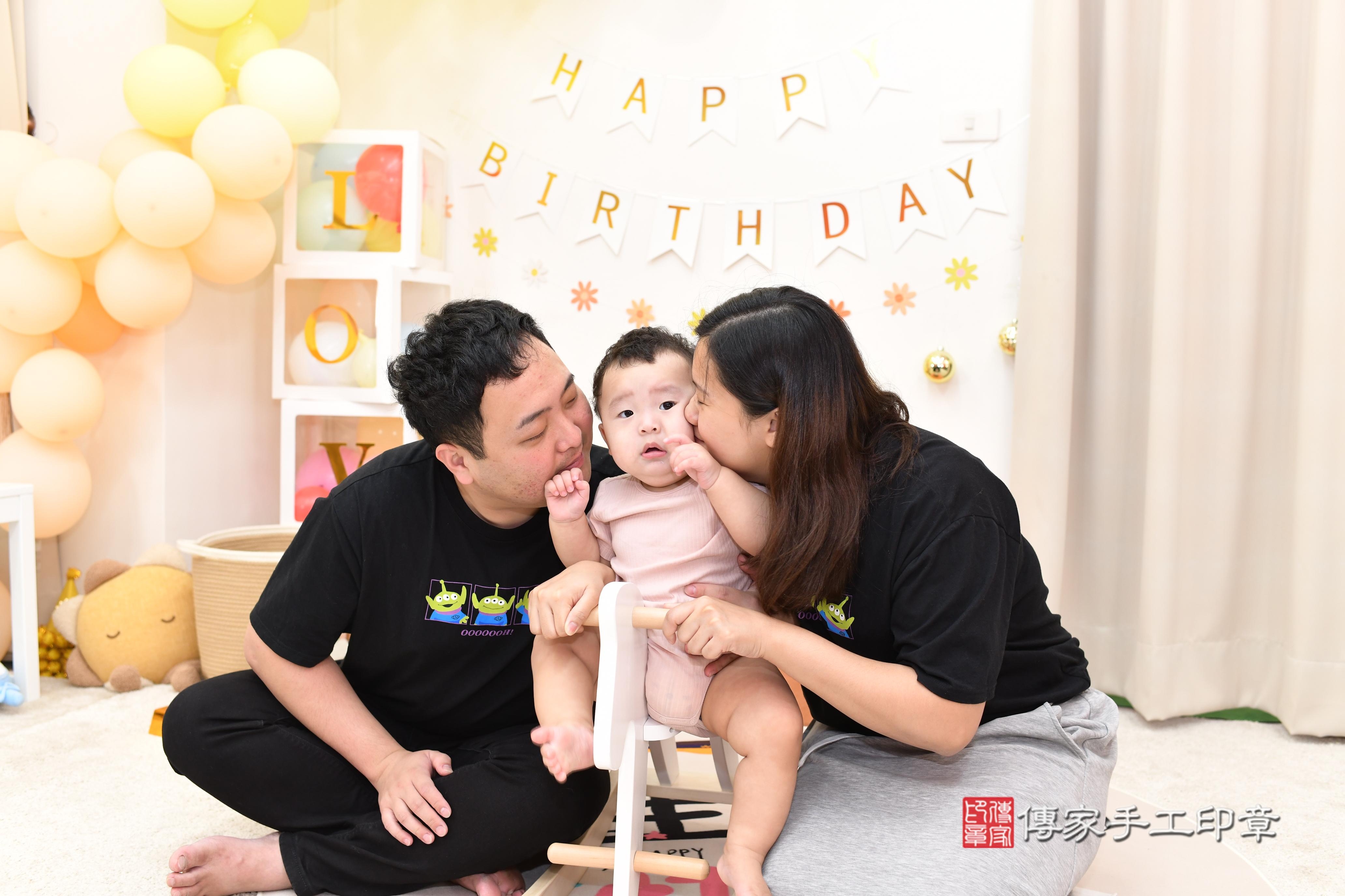 傳家手工印章高雄店、抓周、度脺、美式風會場、傳家嬰兒古禮、吉祥話、抓周道具物品24種、拍照。抓周證書。寶寶抓周、滿周歲、生日快樂、祝福 傳家手工印章高雄店、抓周、度脺、美式風會場、傳家嬰兒古禮、吉祥話、抓周道具物品24種、拍照。抓周證書。寶寶抓周、滿周歲、生日快樂、祝福