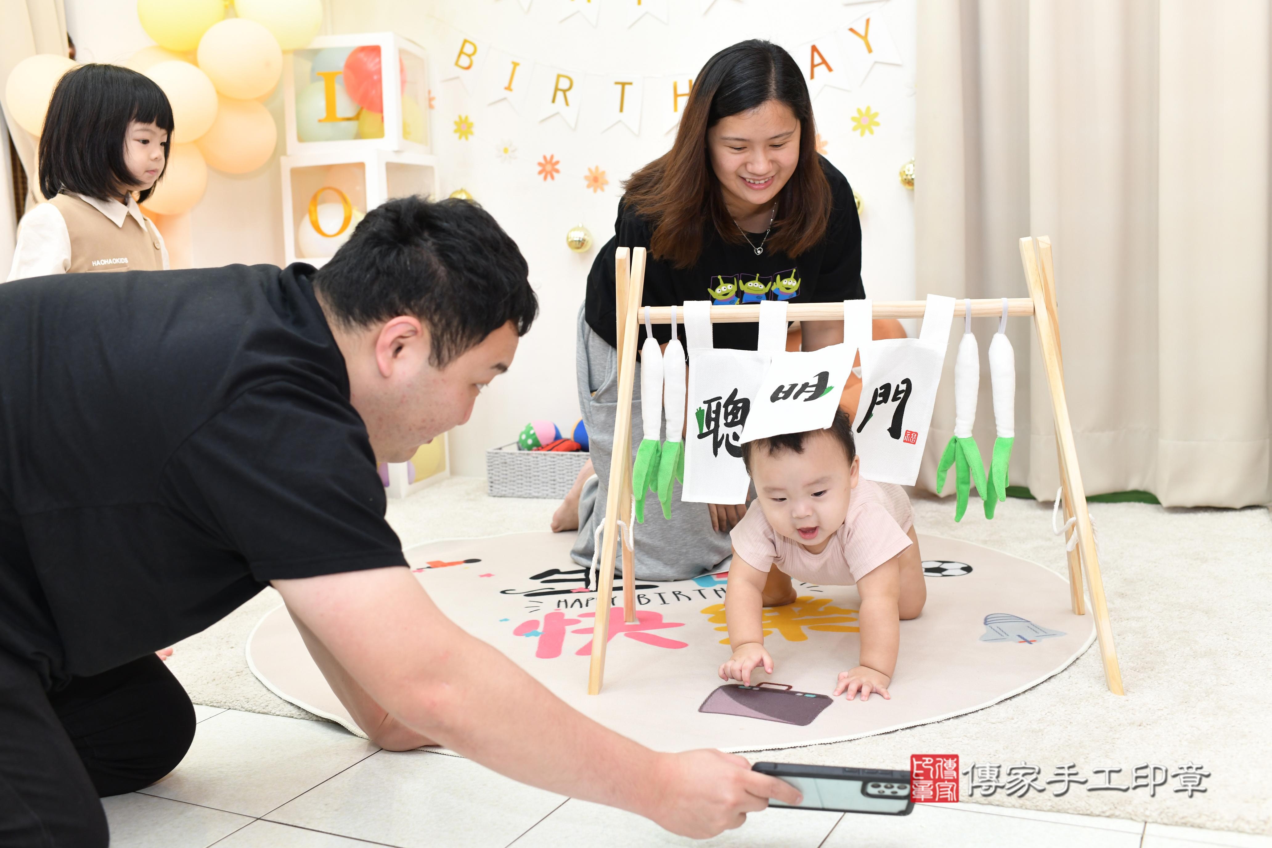 傳家手工印章高雄店、抓周、度脺、美式風會場、傳家嬰兒古禮、吉祥話、抓周道具物品24種、拍照。抓周證書。寶寶抓周、滿周歲、生日快樂、祝福 傳家手工印章高雄店、抓周、度脺、美式風會場、傳家嬰兒古禮、吉祥話、抓周道具物品24種、拍照。抓周證書。寶寶抓周、滿周歲、生日快樂、祝福